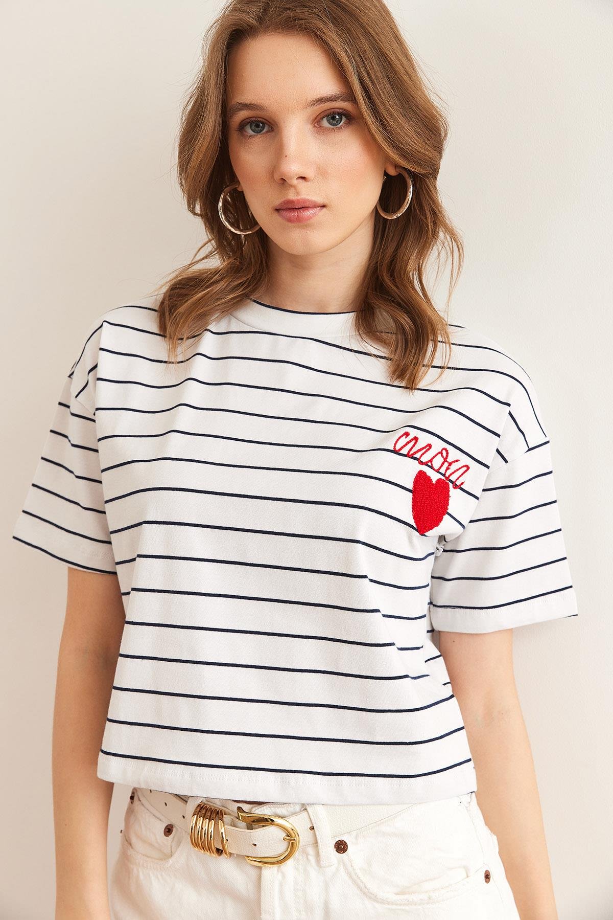 Kalp Detaylı Çizgili Crop Tişört Beyaz