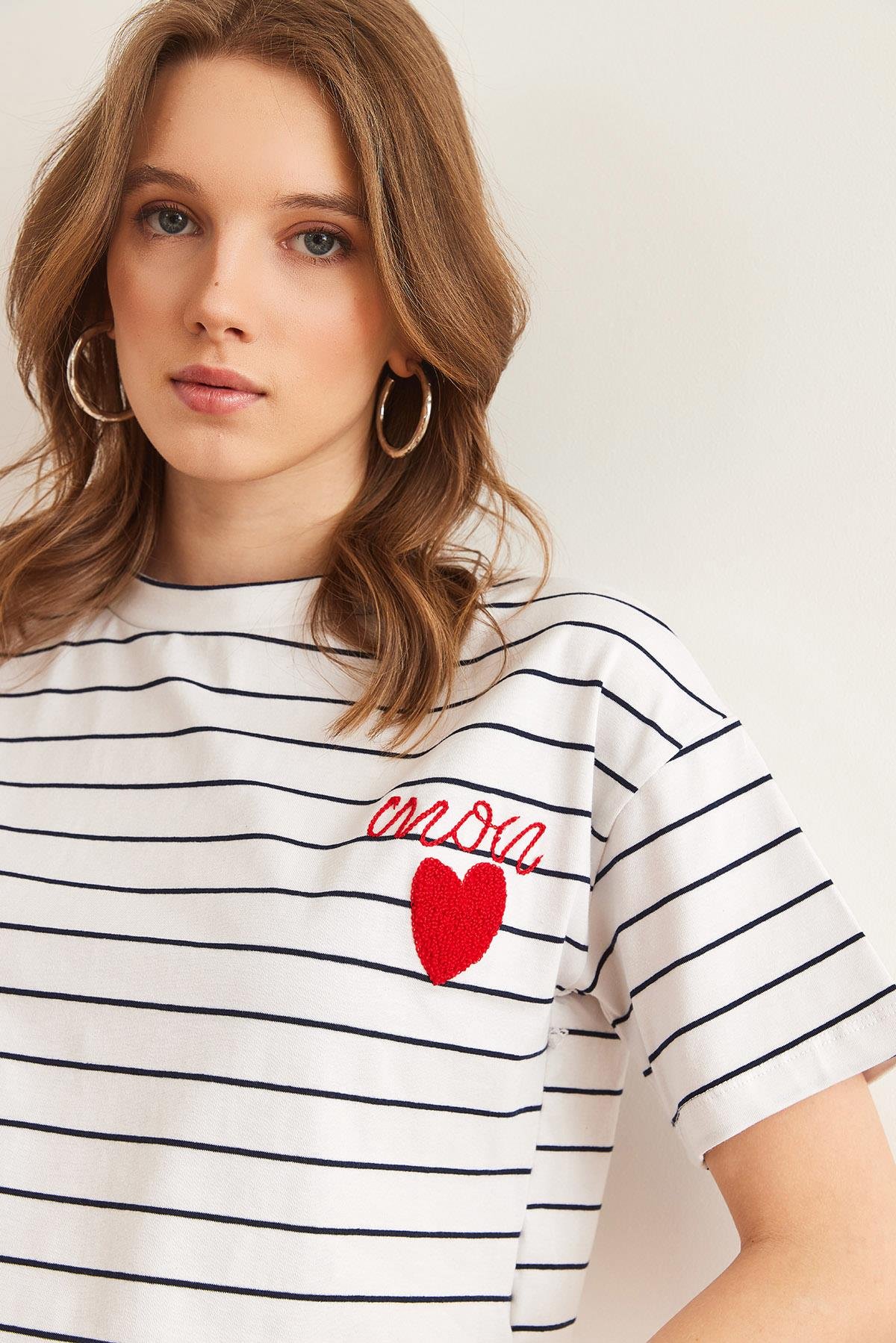 Kalp Detaylı Çizgili Crop Tişört Beyaz