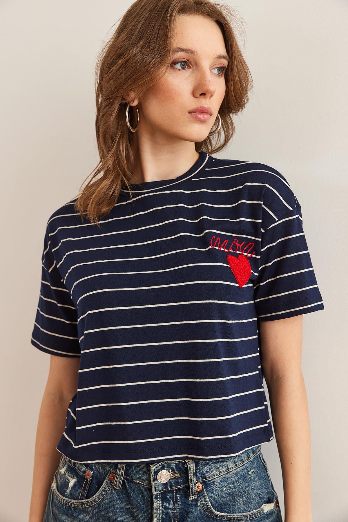 Kalp Detaylı Çizgili Crop Tişört Lacivert