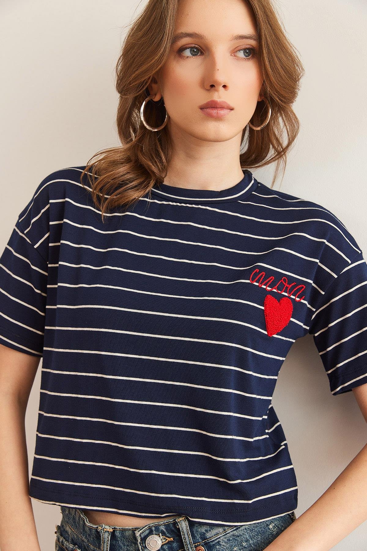 Kalp Detaylı Çizgili Crop Tişört Lacivert