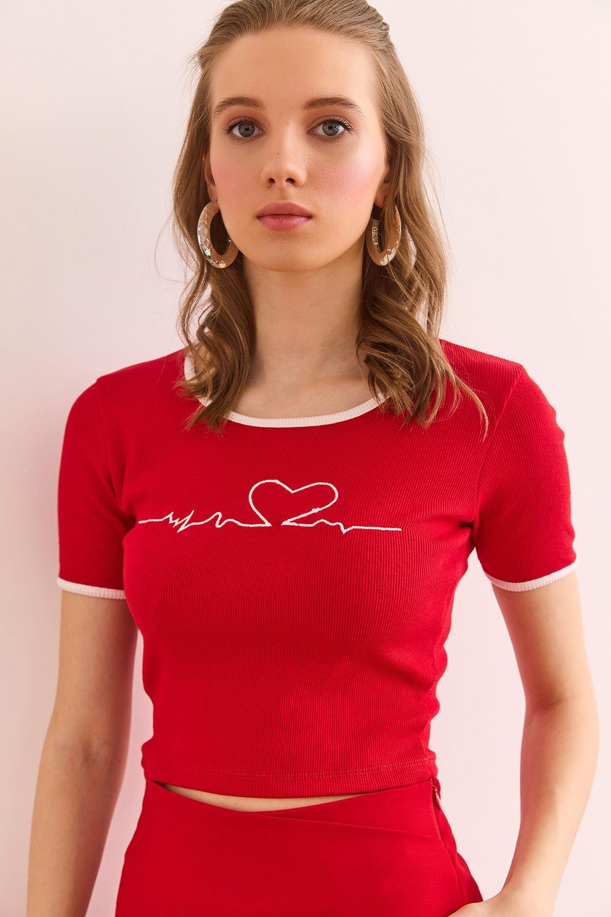 Kalp Nakışlı Crop Esnek Pamuk Bluz Kırmızı