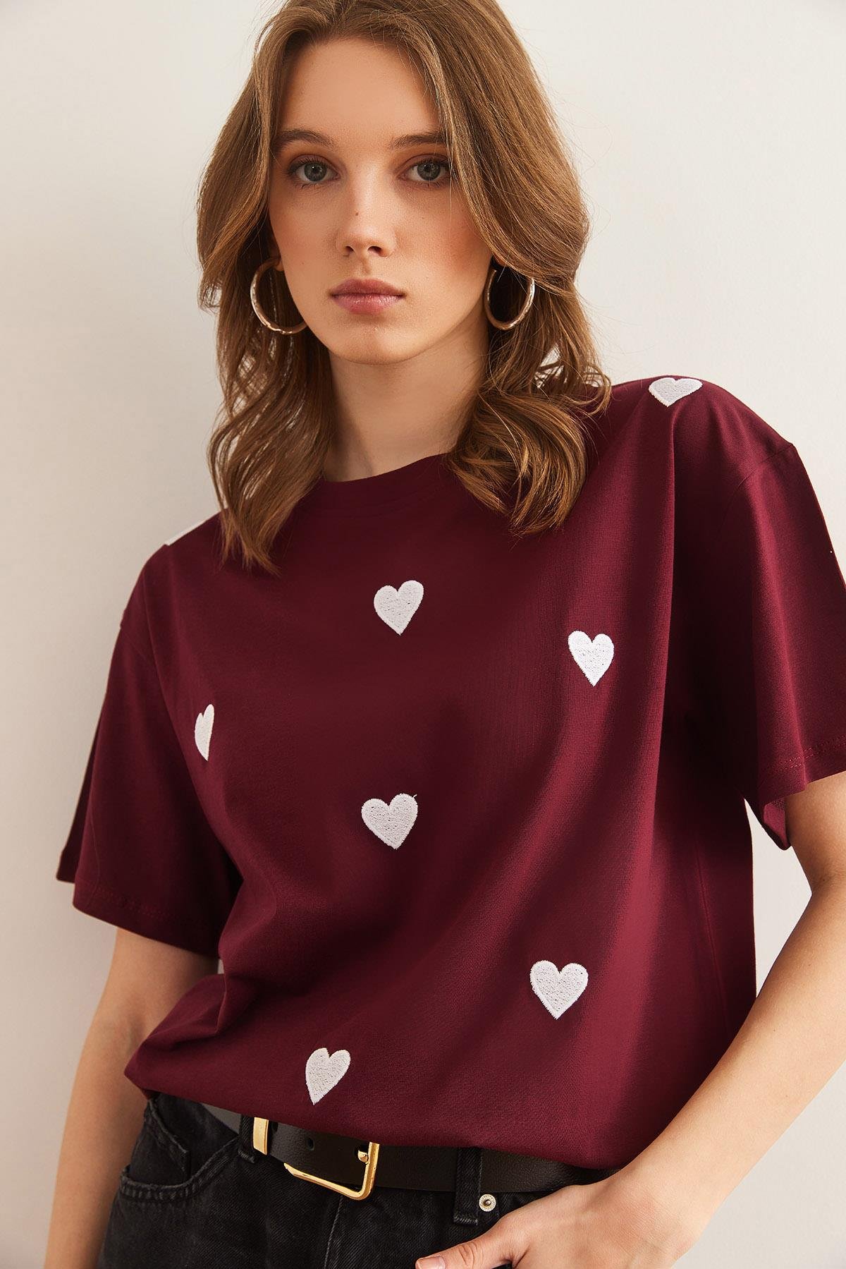 Kalp Nakışlı Pamuk Regular Fit Tişört Bordo