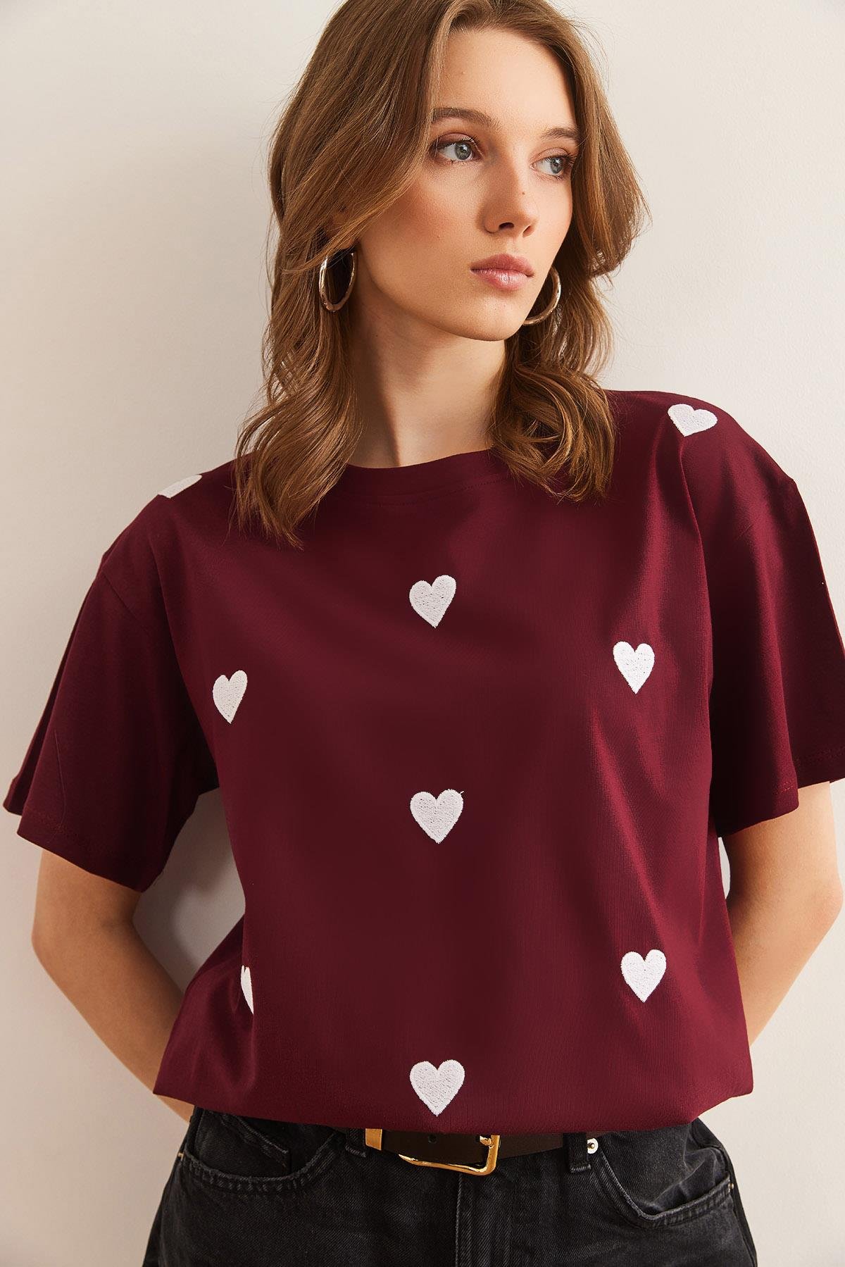 Kalp Nakışlı Pamuk Regular Fit Tişört Bordo