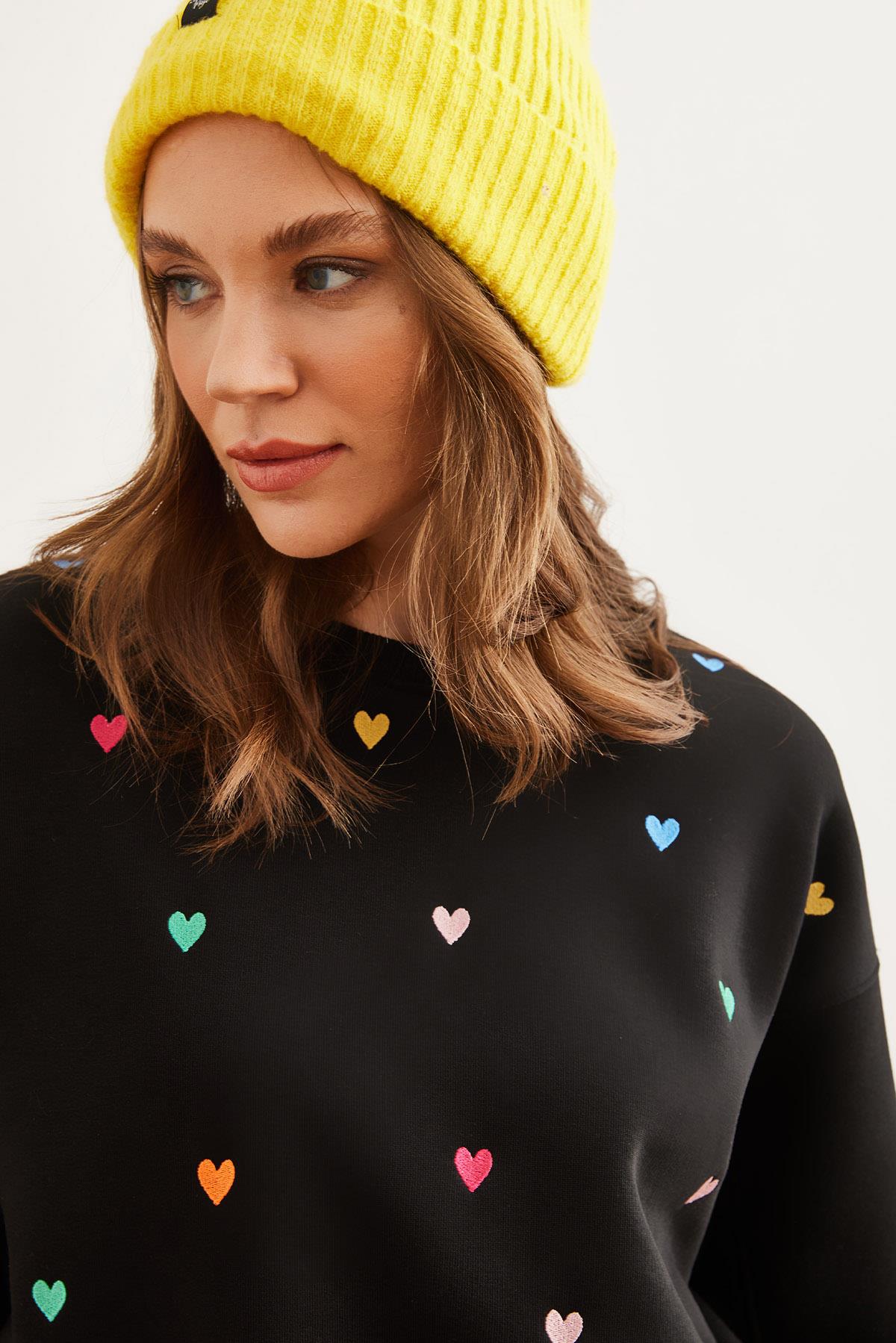 Kalp Nakışlı Şardonlu Crop Kalın Sweatshirt Siyah