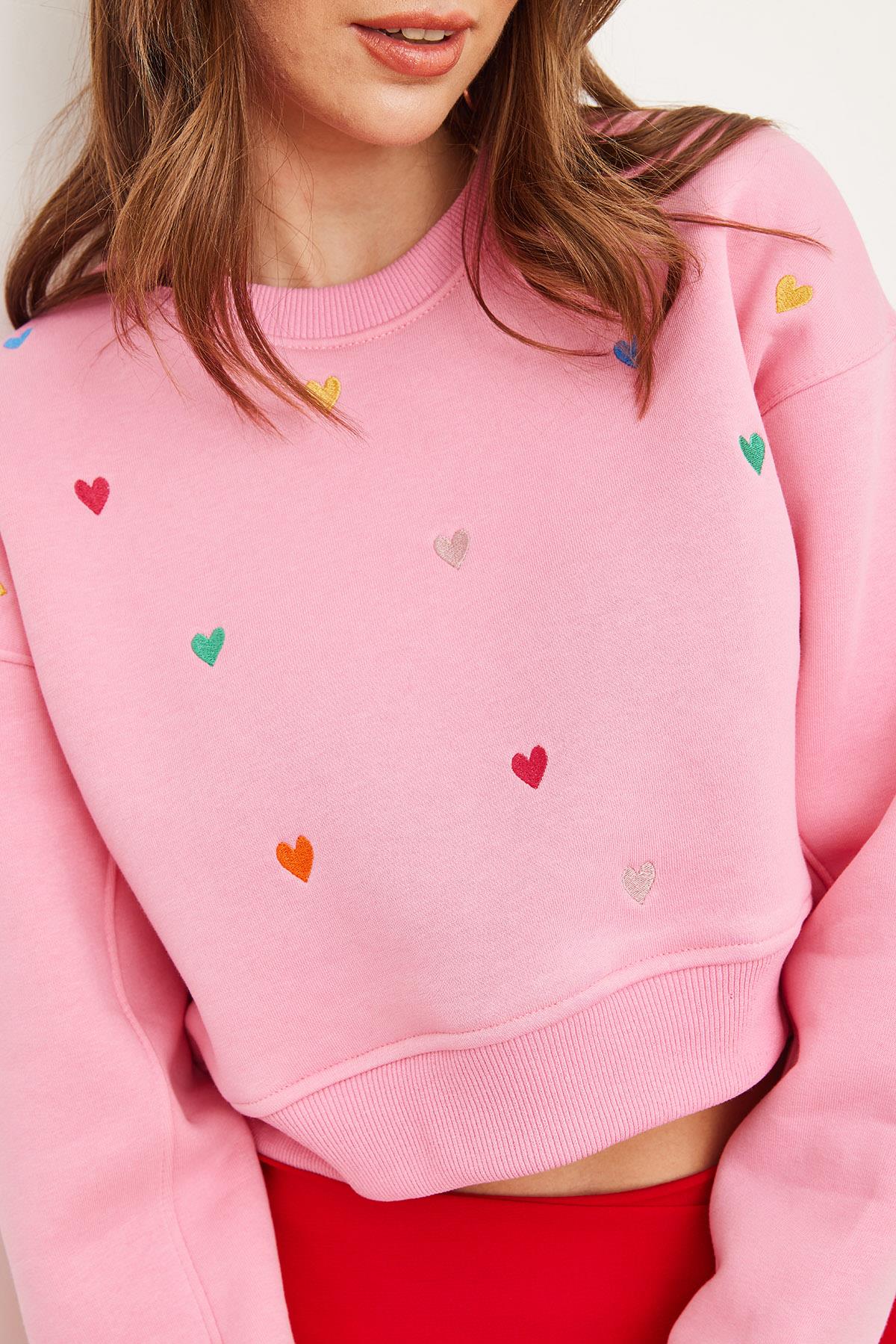 Kalp Nakışlı Şardonlu Crop Kalın Sweatshirt Şeker Pembe