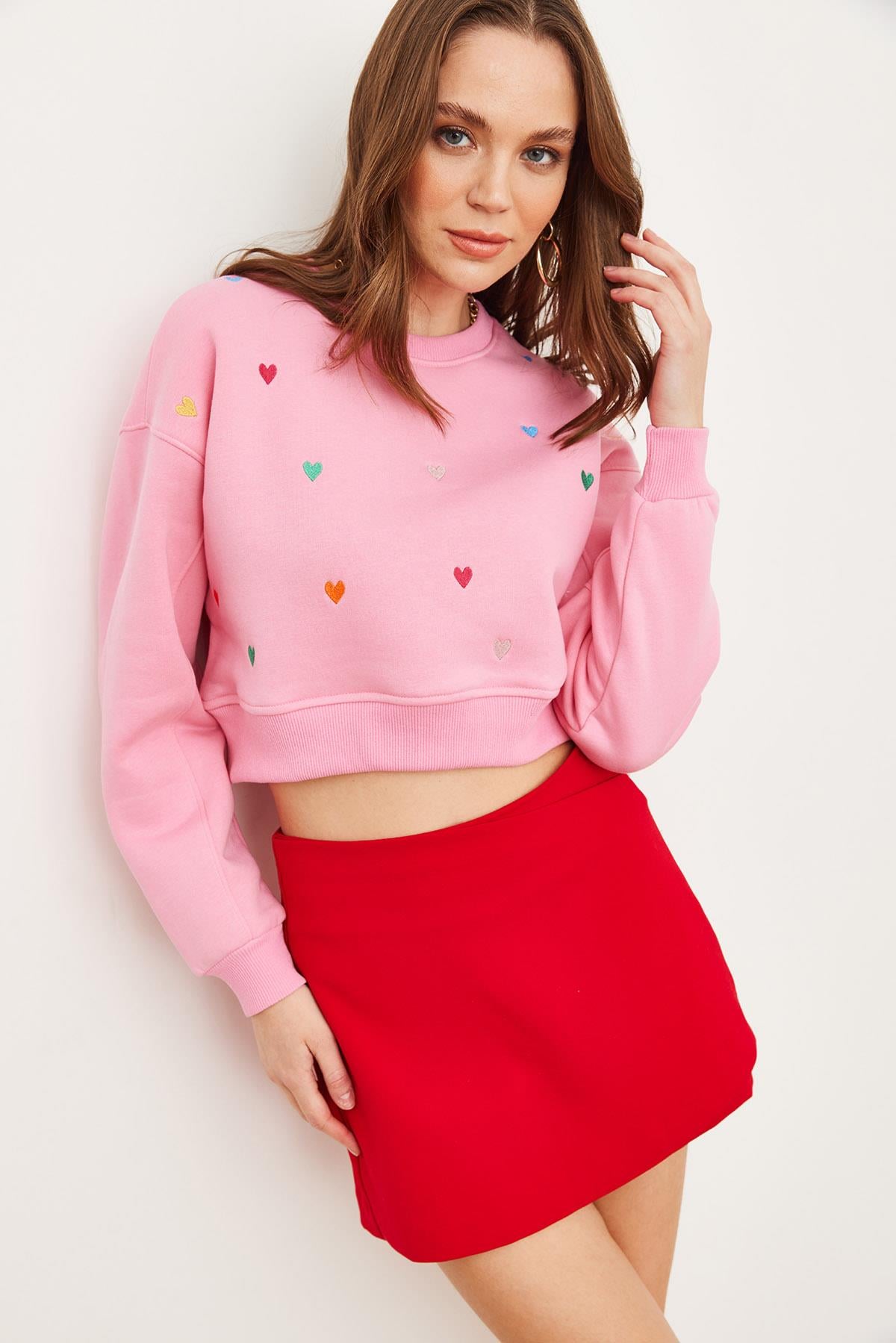 Kalp Nakışlı Şardonlu Crop Kalın Sweatshirt Şeker Pembe