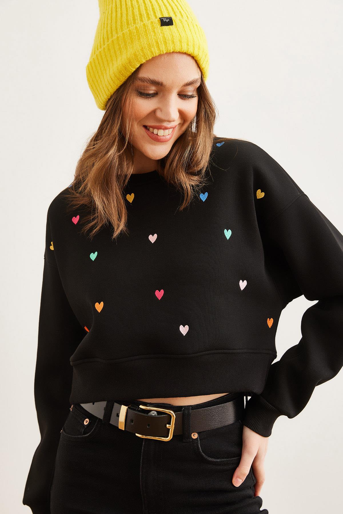 Kalp Nakışlı Şardonlu Crop Kalın Sweatshirt Siyah