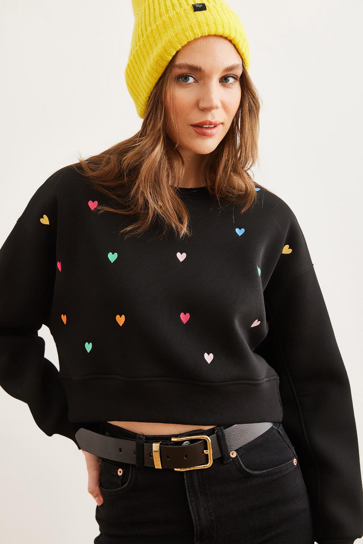 Kalp Nakışlı Şardonlu Crop Kalın Sweatshirt Siyah