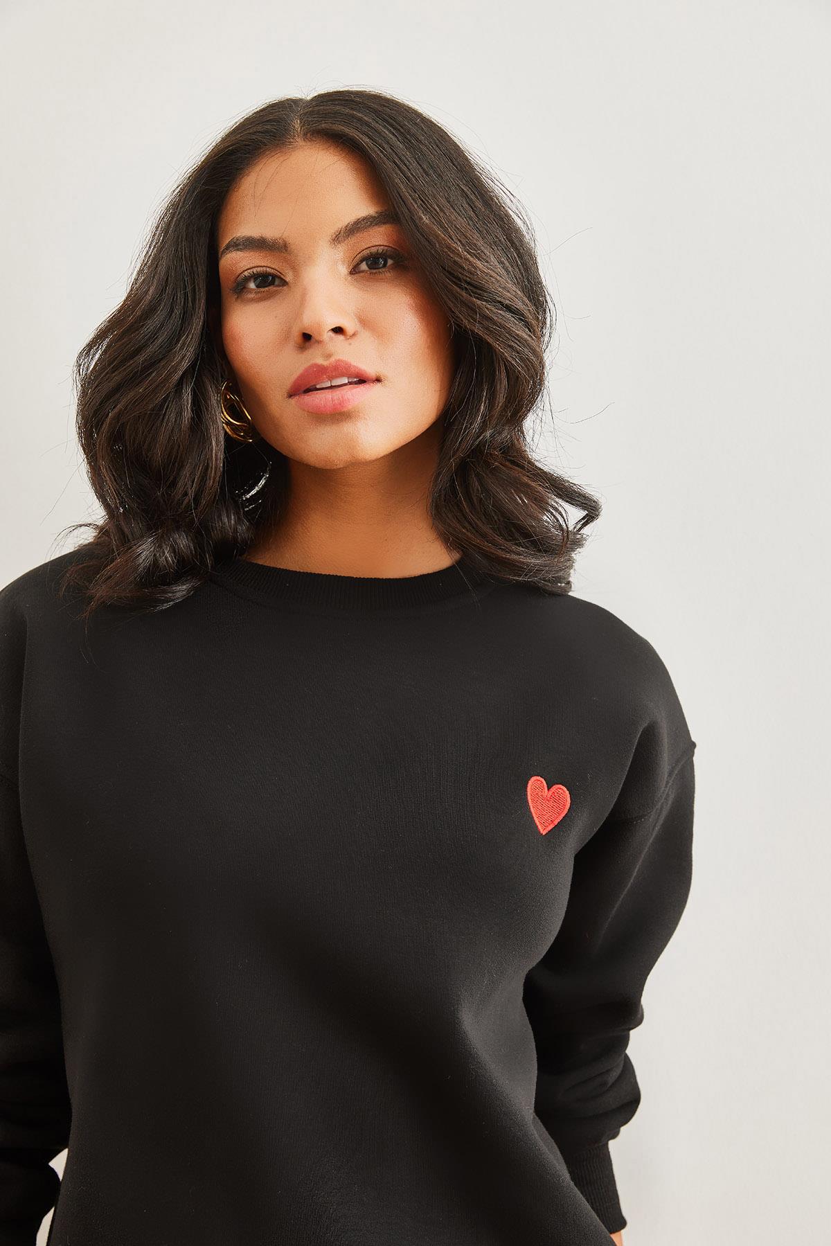 Kalp Nakışlı Şardonlu Kalın Sweatshirt Siyah