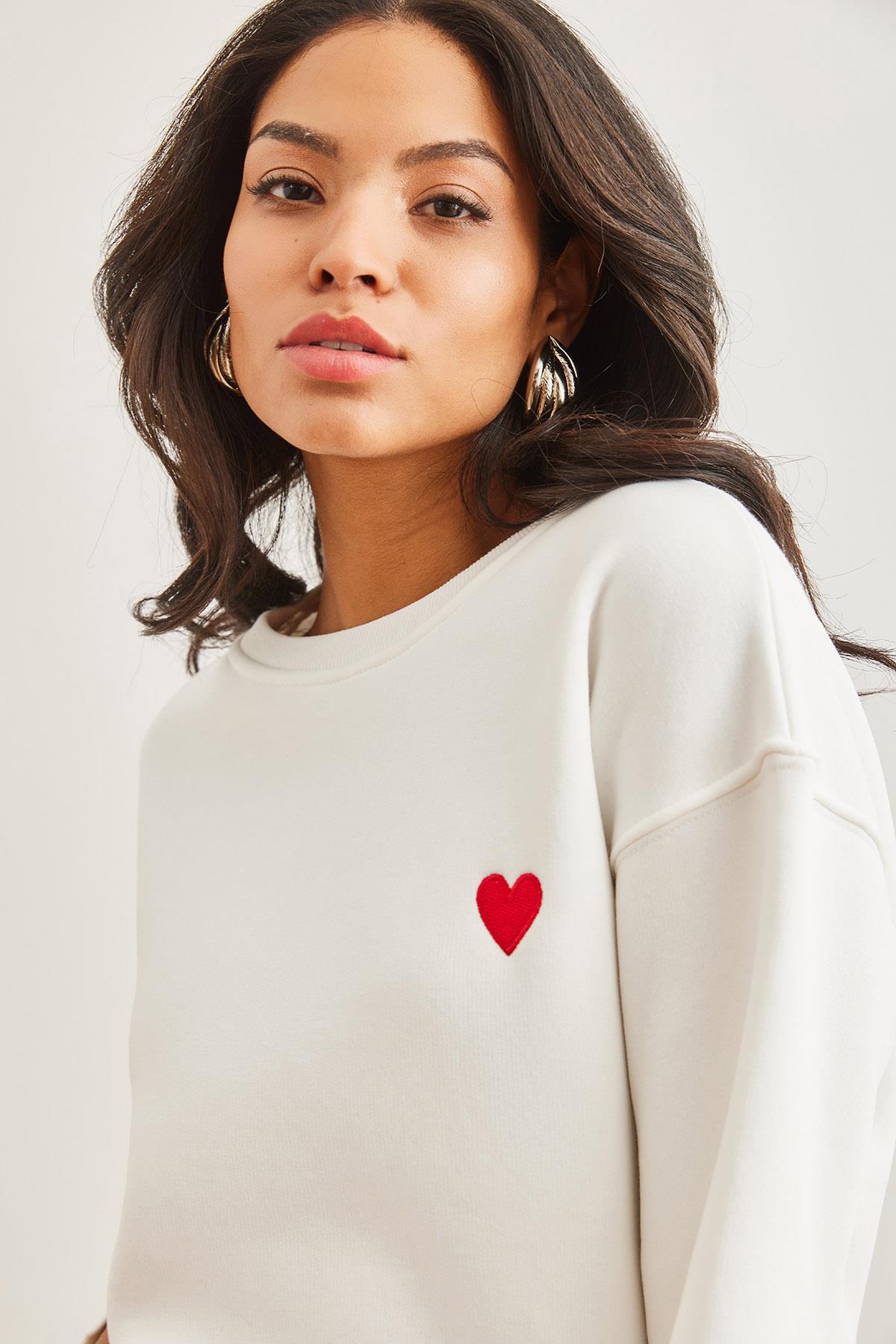 Kalp Nakışlı Şardonlu Kalın Sweatshirt Beyaz