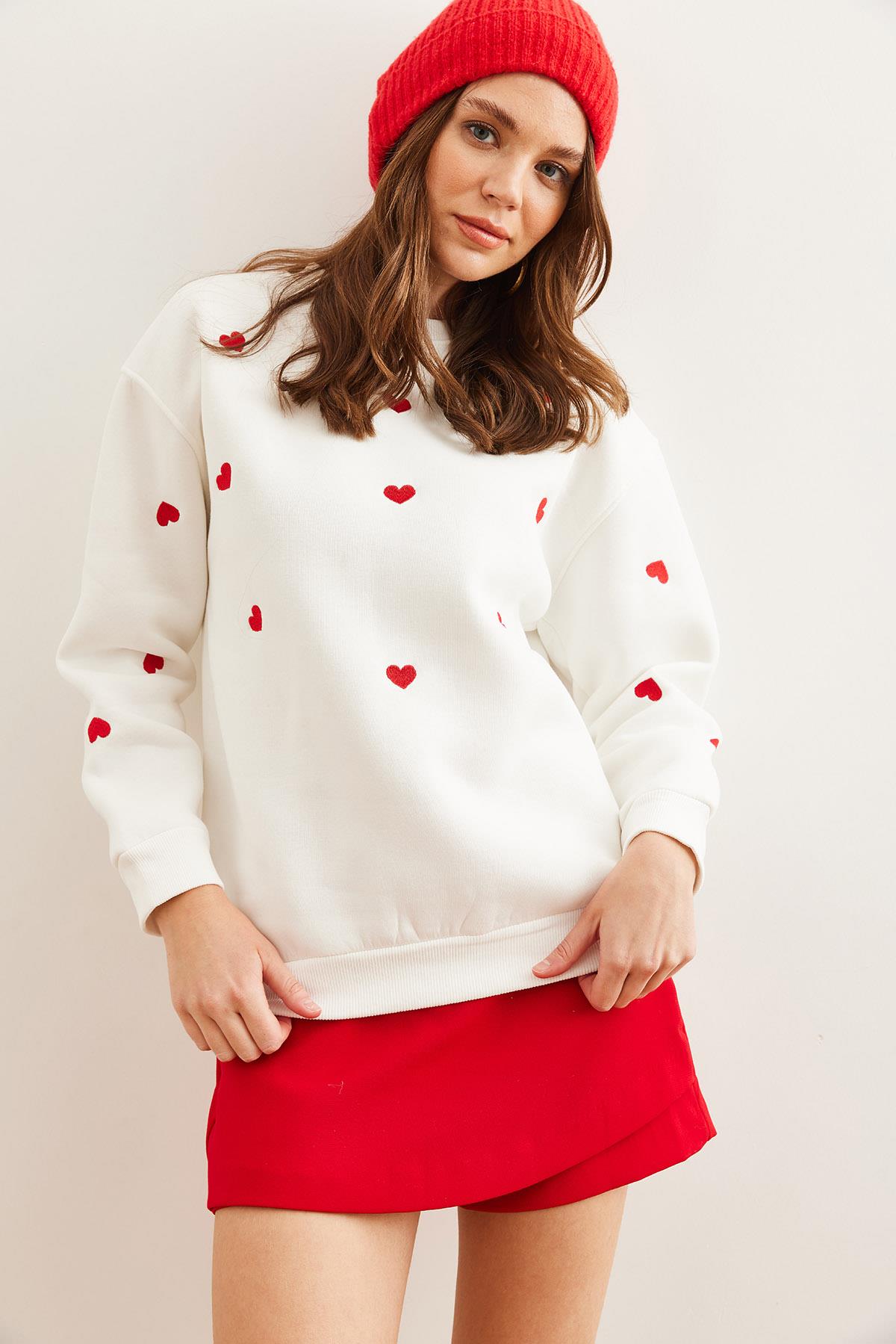 Kalp Nakışlı Şardonlu Sweatshirt Beyaz