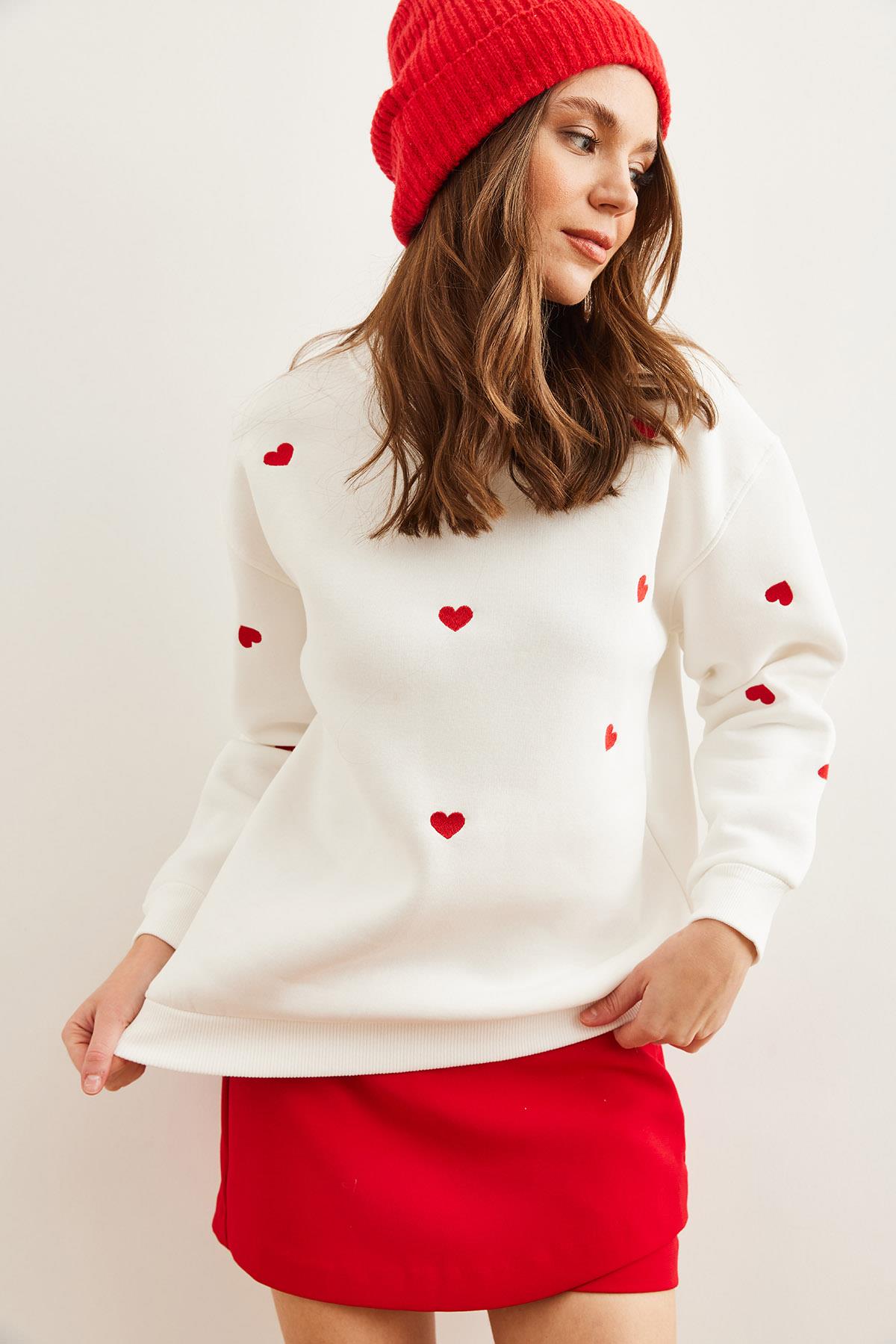 Kalp Nakışlı Şardonlu Sweatshirt Beyaz