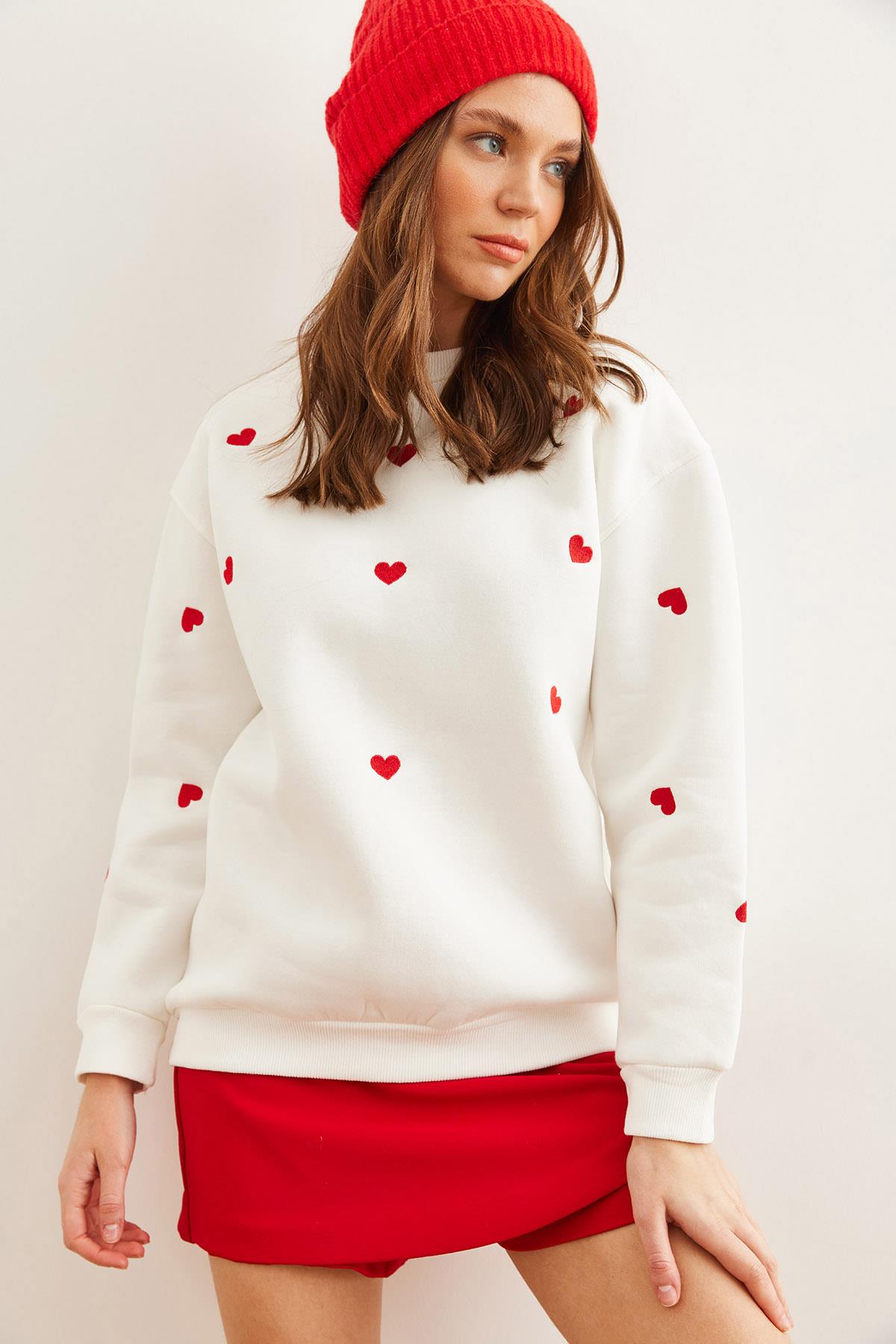 Kalp Nakışlı Şardonlu Sweatshirt Beyaz
