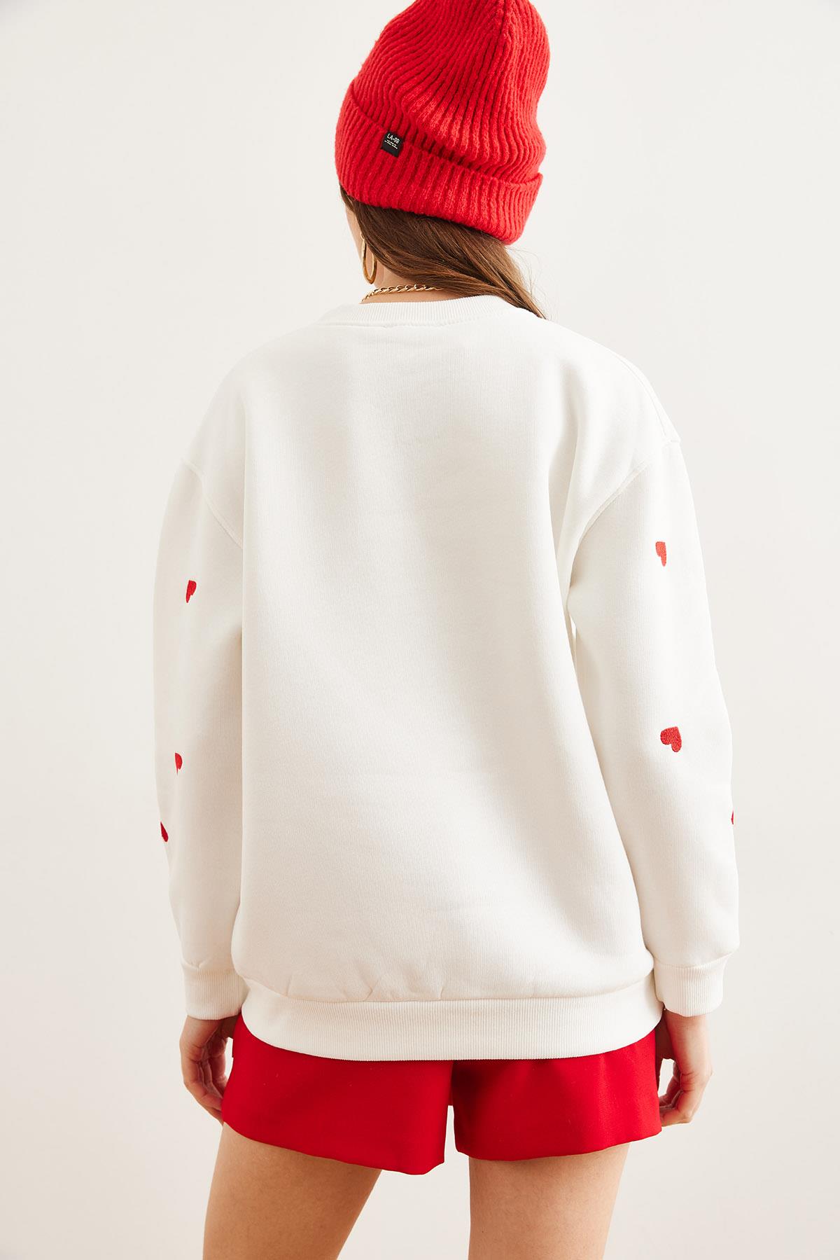 Kalp Nakışlı Şardonlu Sweatshirt Beyaz