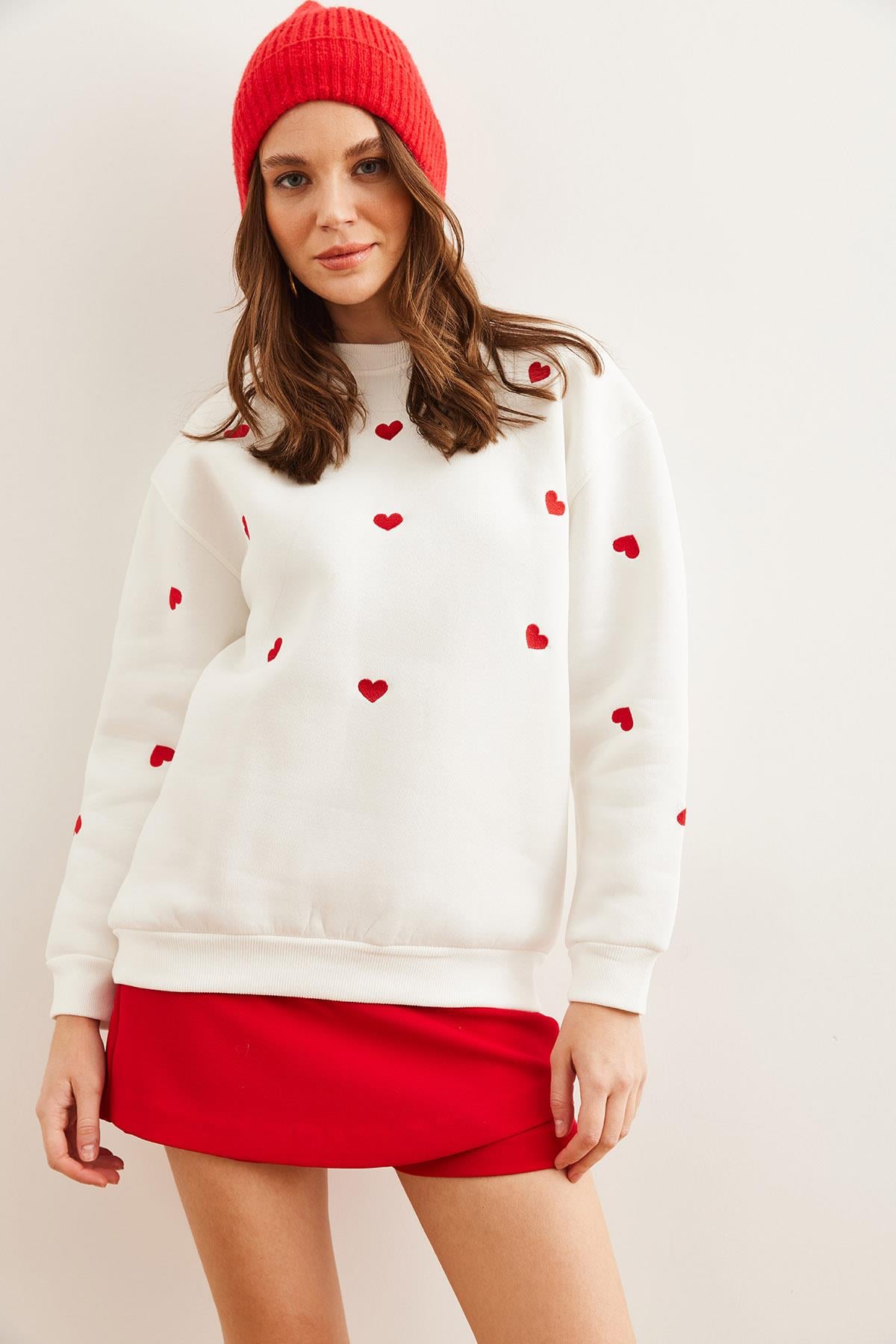 Kalp Nakışlı Şardonlu Sweatshirt Beyaz