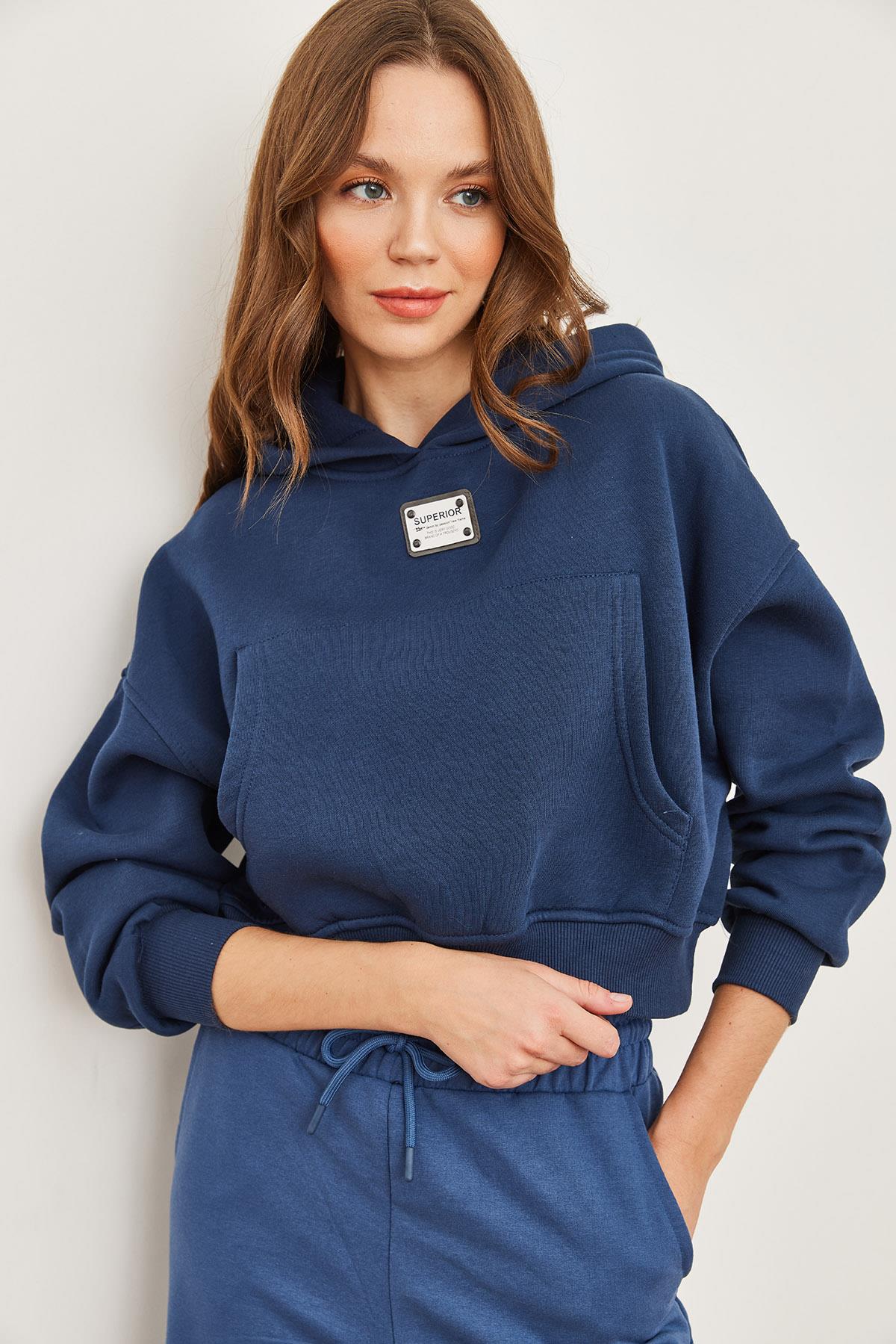 Kapüşonlu Arma Detaylı Şardonlu Crop Kalın Sweatshirt İndigo