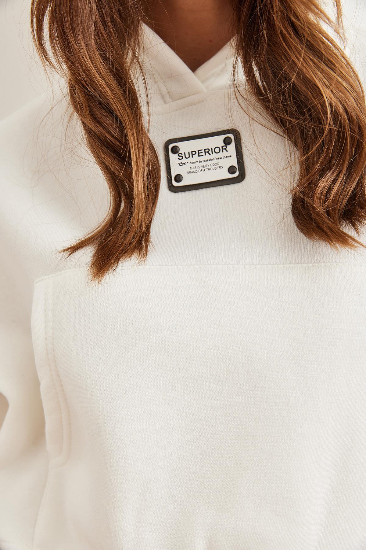 Kapüşonlu Arma Detaylı Şardonlu Crop Kalın Sweatshirt Beyaz
