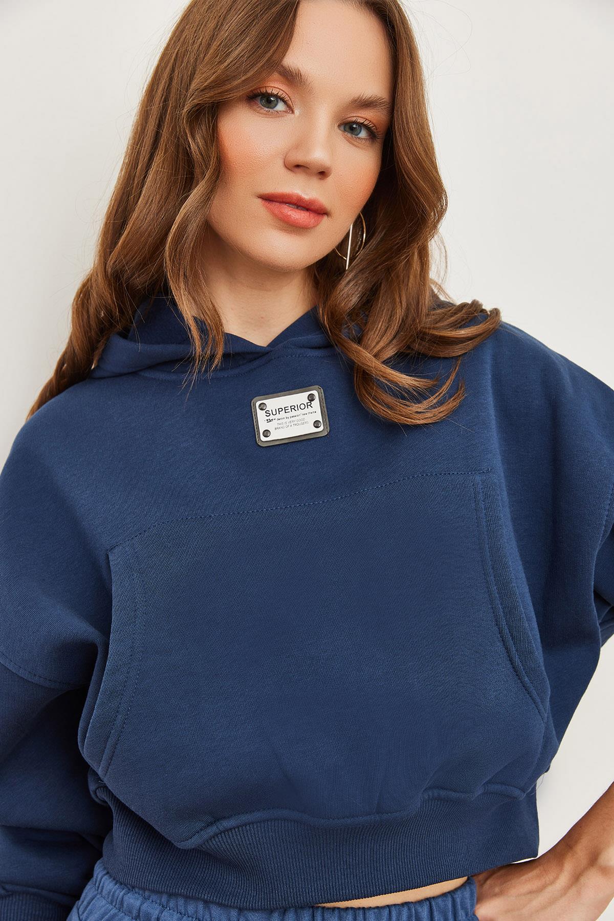 Kapüşonlu Arma Detaylı Şardonlu Crop Kalın Sweatshirt İndigo