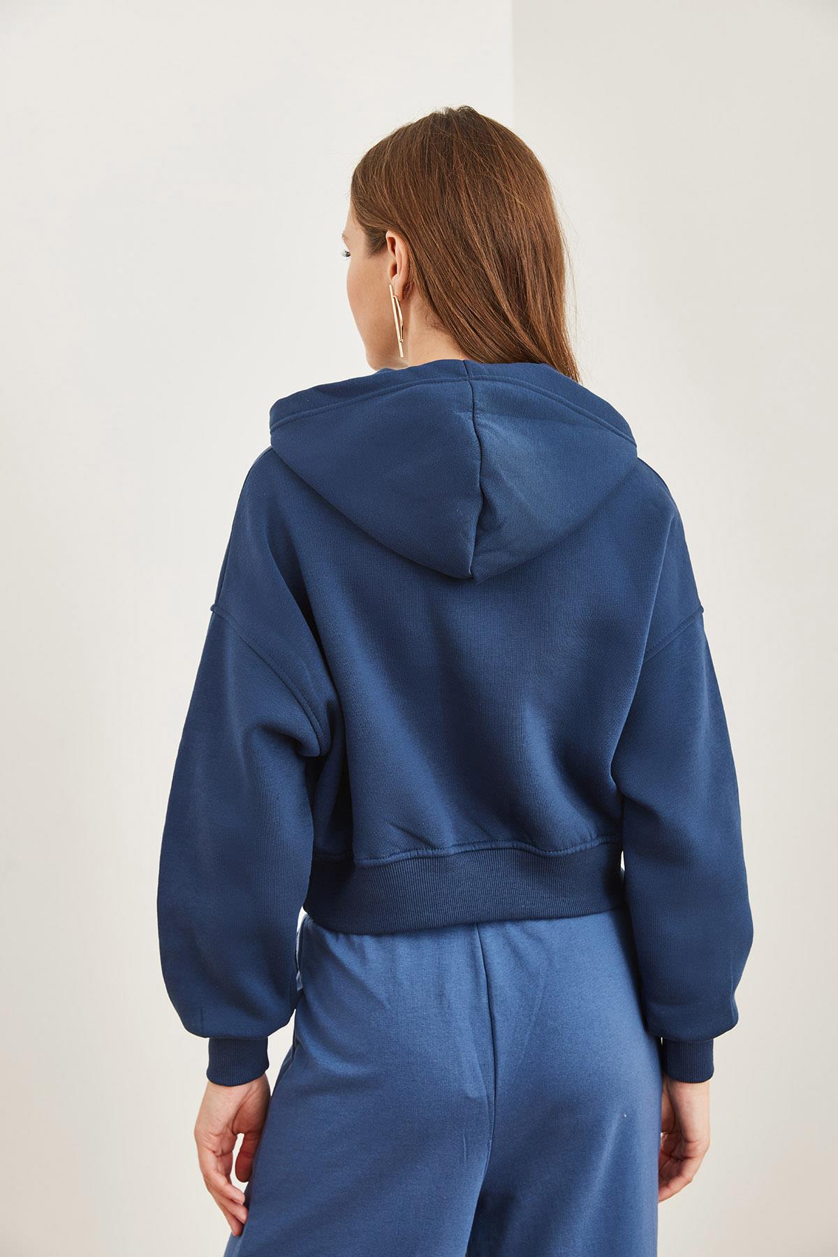 Kapüşonlu Arma Detaylı Şardonlu Crop Kalın Sweatshirt İndigo