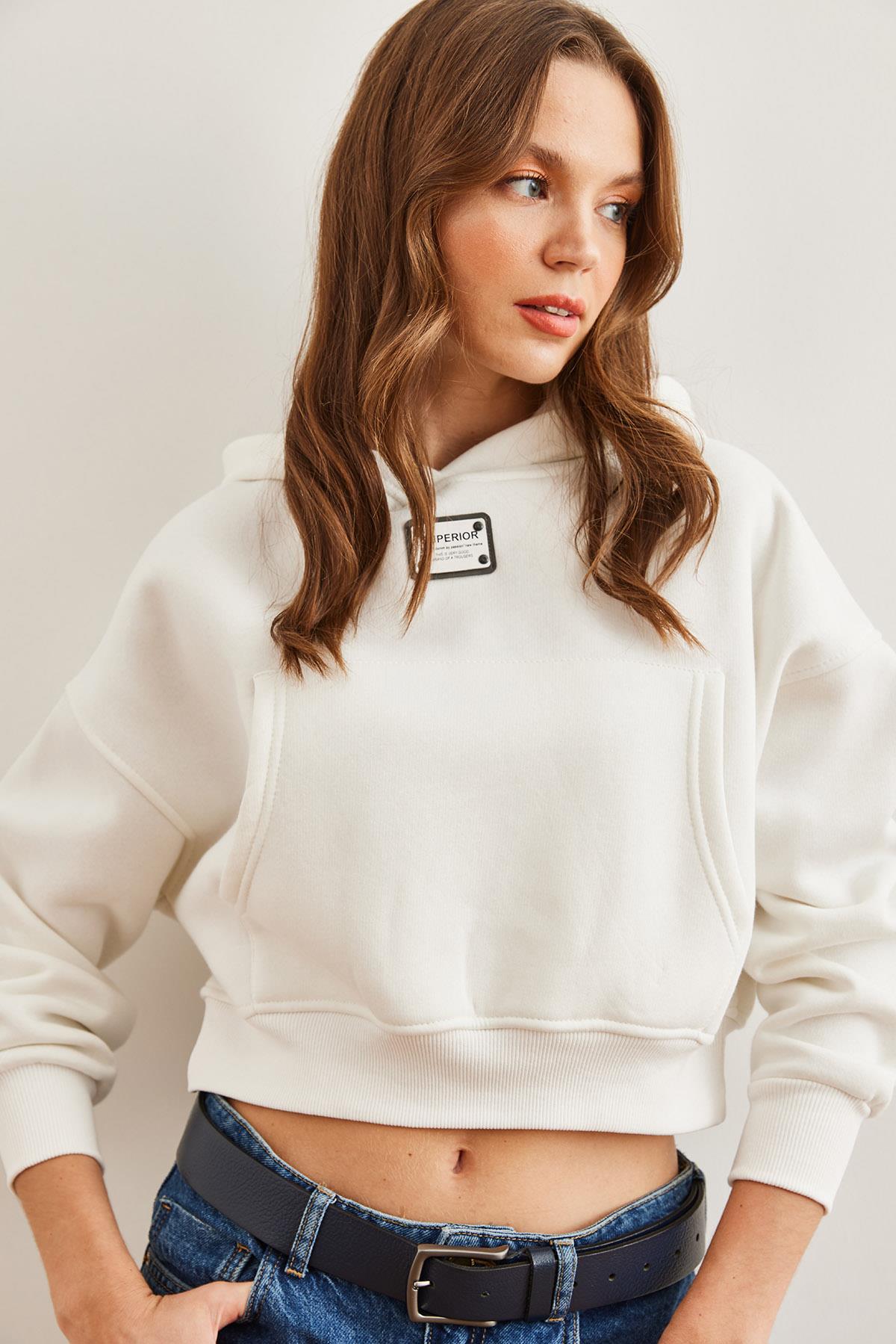 Kapüşonlu Arma Detaylı Şardonlu Crop Kalın Sweatshirt Beyaz