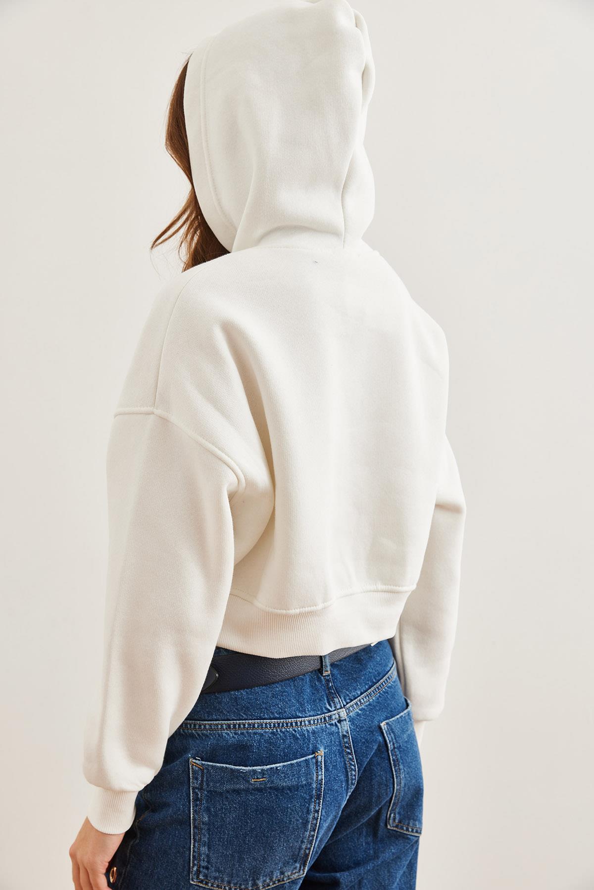 Kapüşonlu Arma Detaylı Şardonlu Crop Kalın Sweatshirt Beyaz