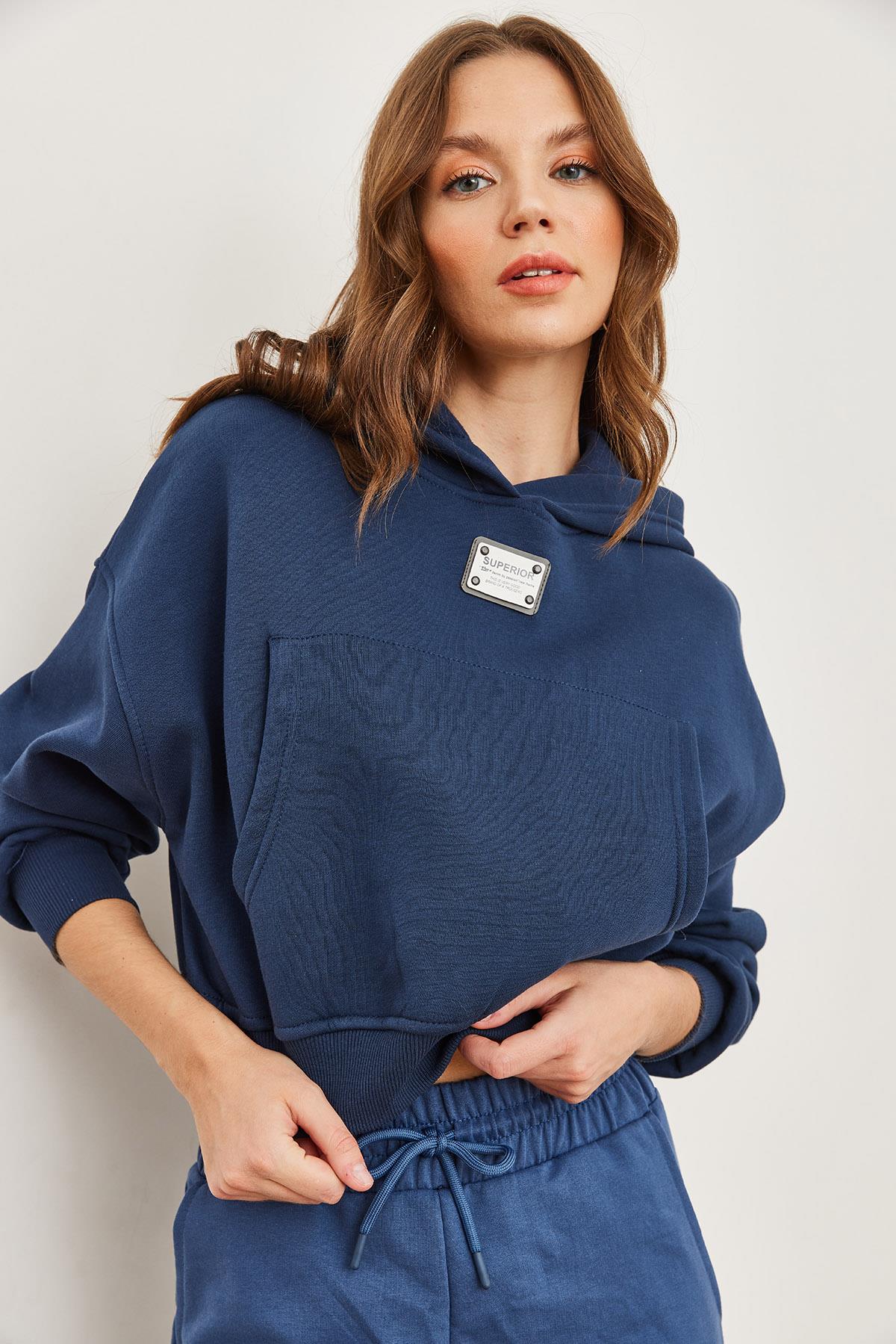 Kapüşonlu Arma Detaylı Şardonlu Crop Kalın Sweatshirt İndigo