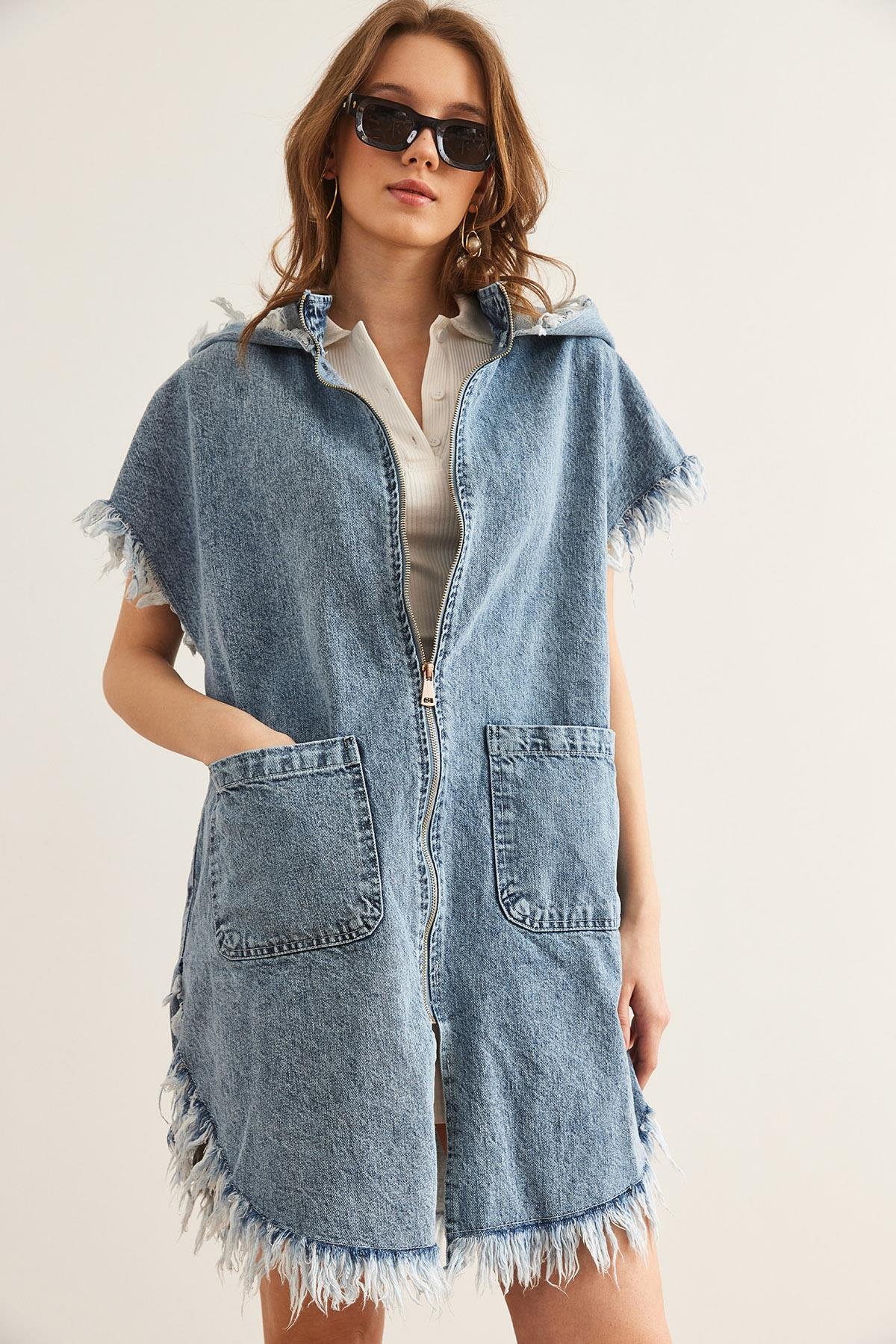 Kapüşonlu Püskül Detaylı Uzun Denim Yelek Mavi