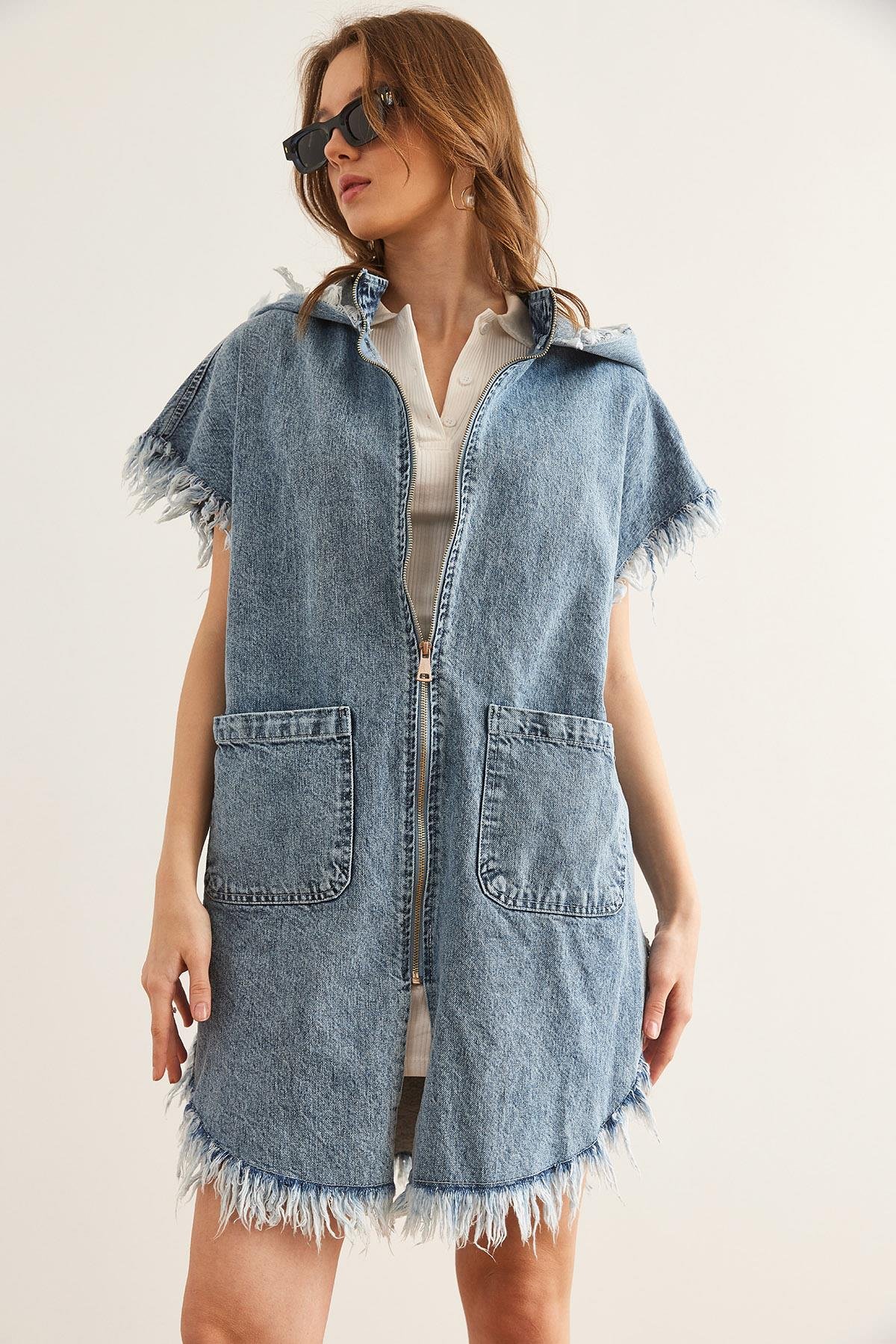 Kapüşonlu Püskül Detaylı Uzun Denim Yelek Mavi