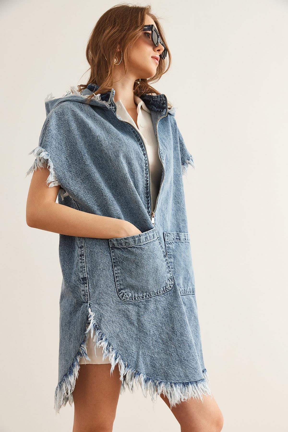 Kapüşonlu Püskül Detaylı Uzun Denim Yelek Mavi