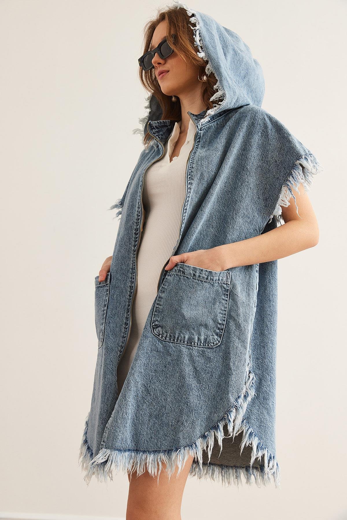 Kapüşonlu Püskül Detaylı Uzun Denim Yelek Mavi