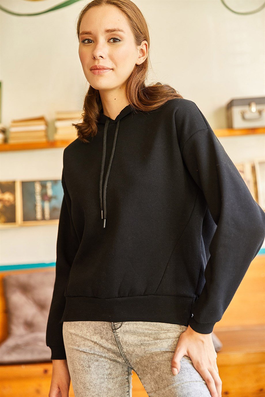 Kapüşonlu Yırtmaçlı Kaşkorse Detaylı İçi Polarlı Sweatshirt Siyah
