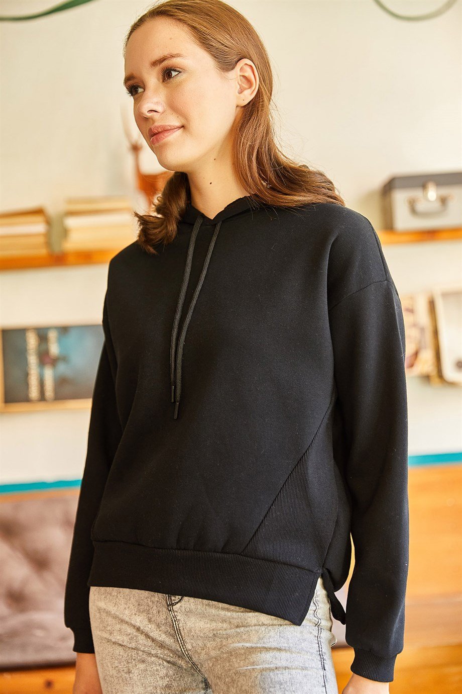 Kapüşonlu Yırtmaçlı Kaşkorse Detaylı İçi Polarlı Sweatshirt Siyah