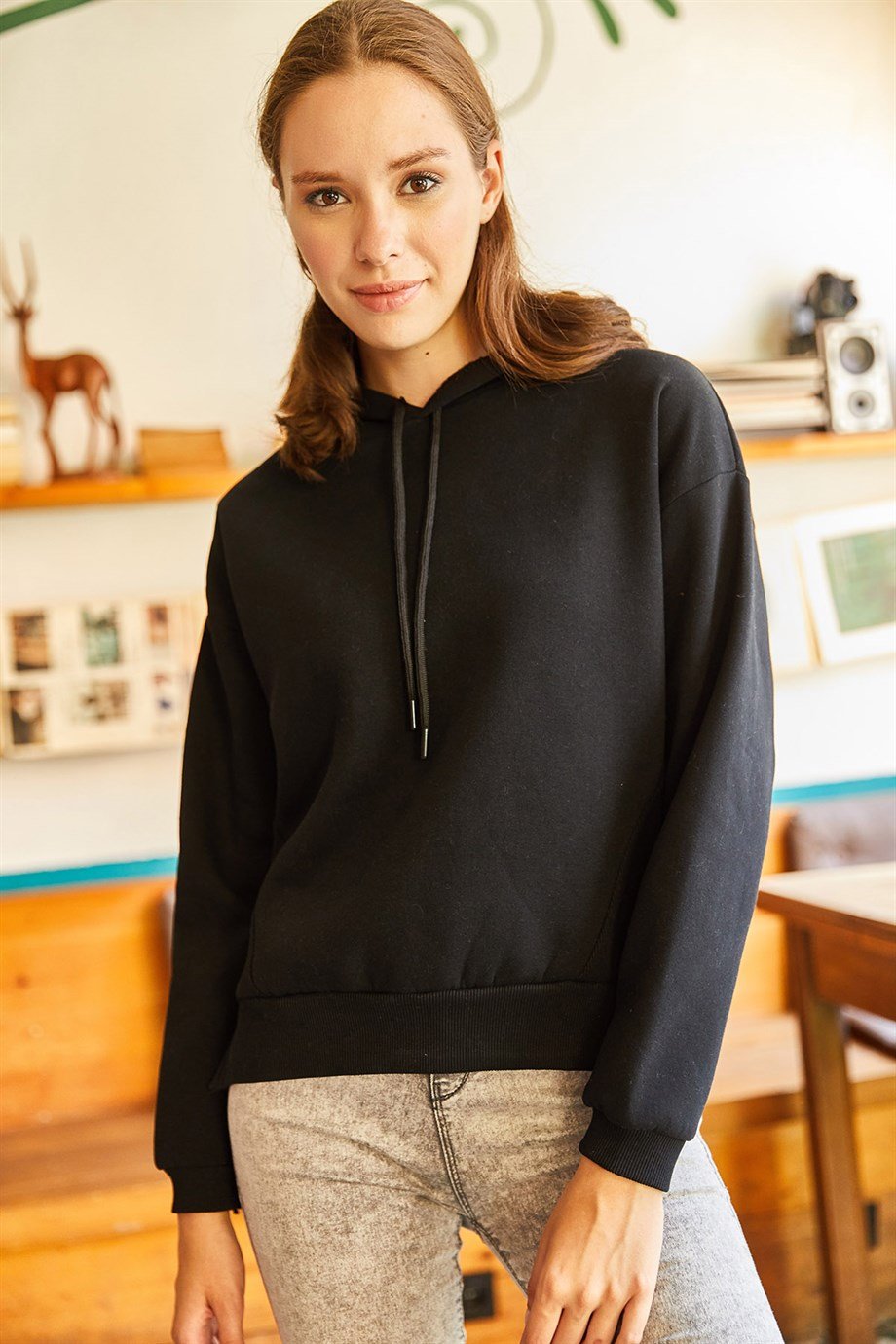 Kapüşonlu Yırtmaçlı Kaşkorse Detaylı İçi Polarlı Sweatshirt Siyah