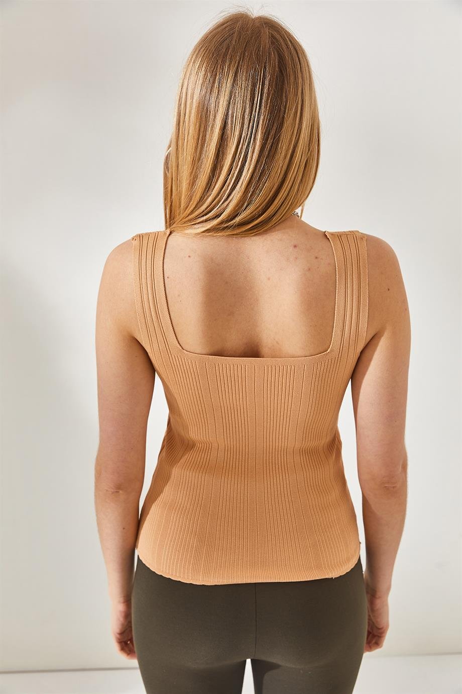 Kare Yaka Fitilli Eteği Detaylı Crop Triko Bluz Bisküvi