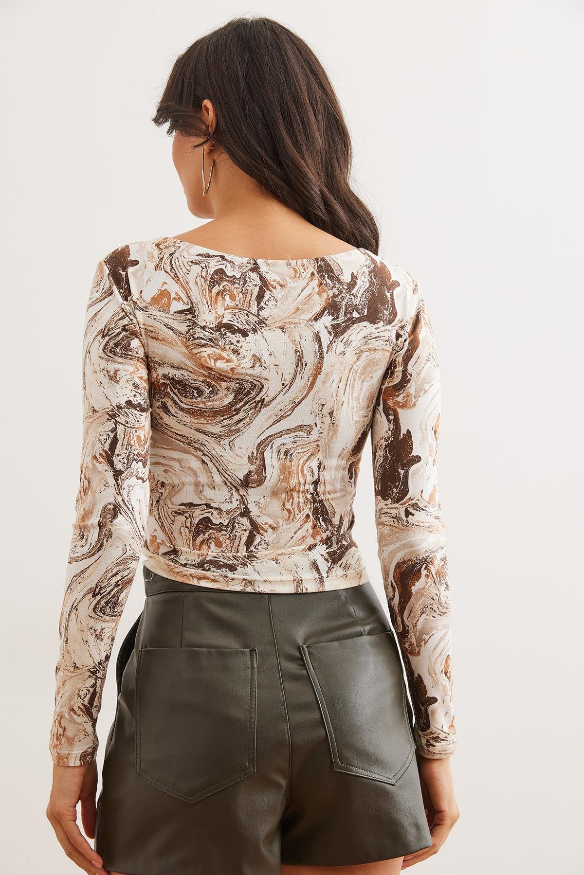 Kayık Yaka Drape Detaylı Crop Viskon Bluz Kahve Krema