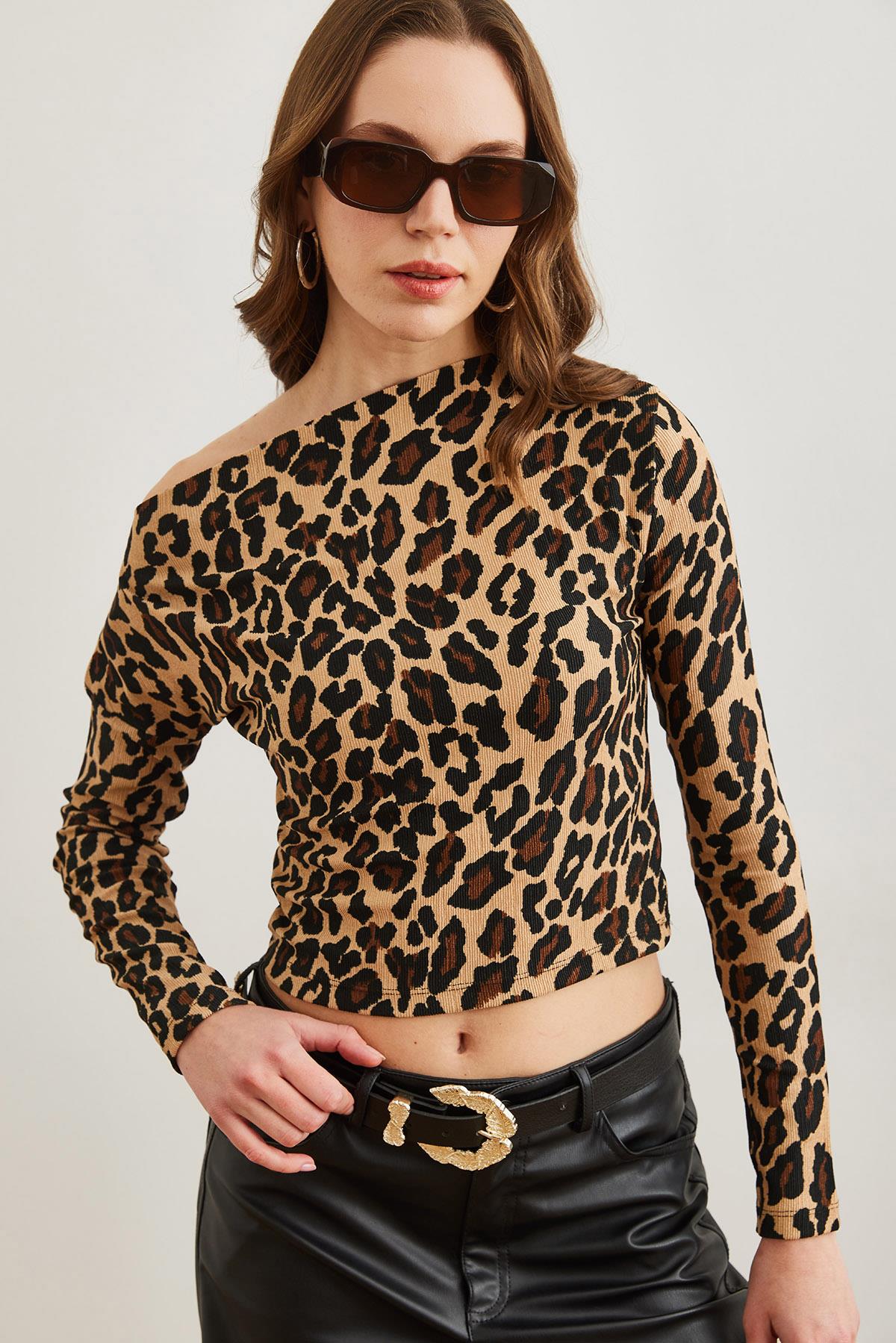 Kayık Yaka Fitilli Leopar Crop Bluz Bej