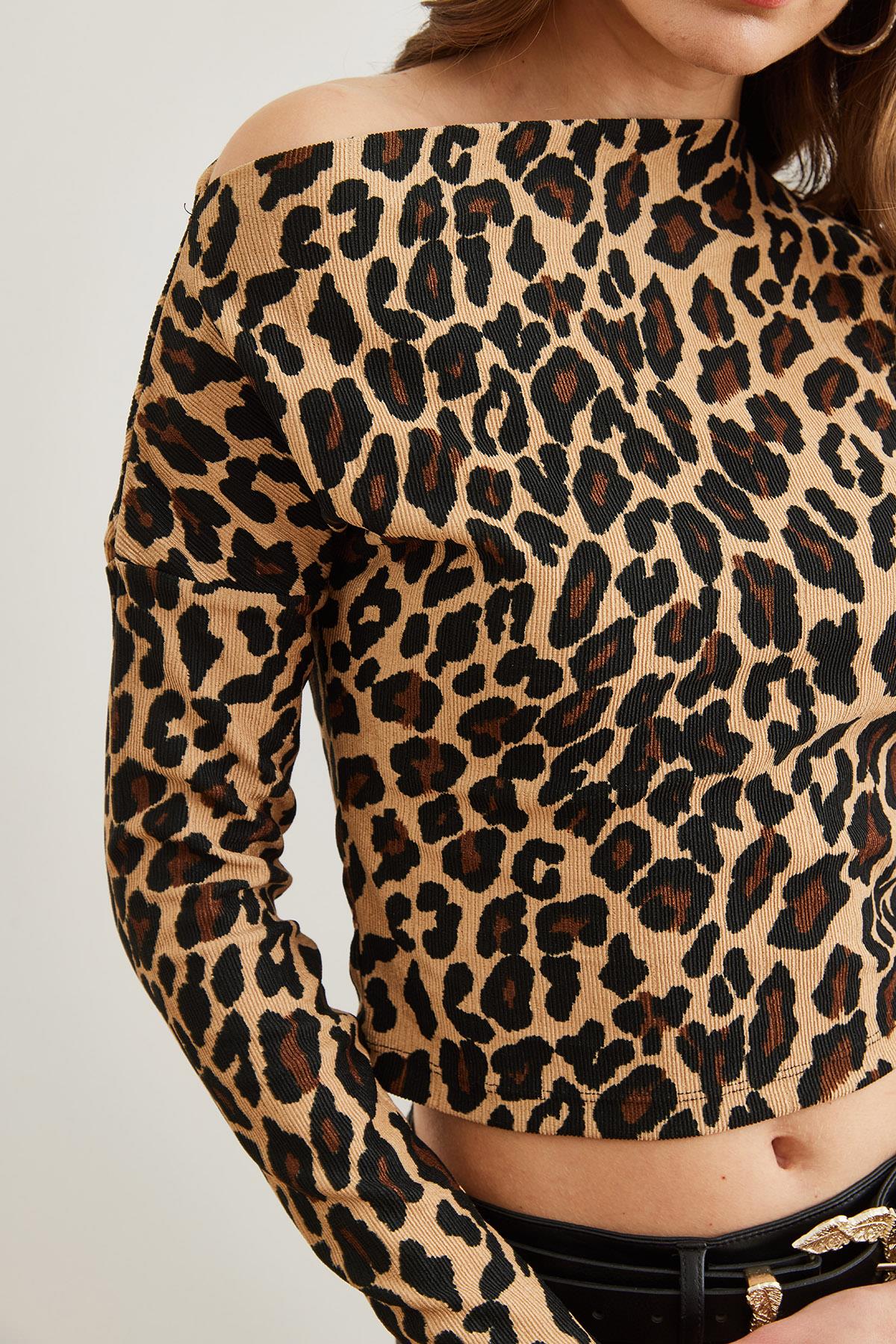 Kayık Yaka Fitilli Leopar Crop Bluz Bej