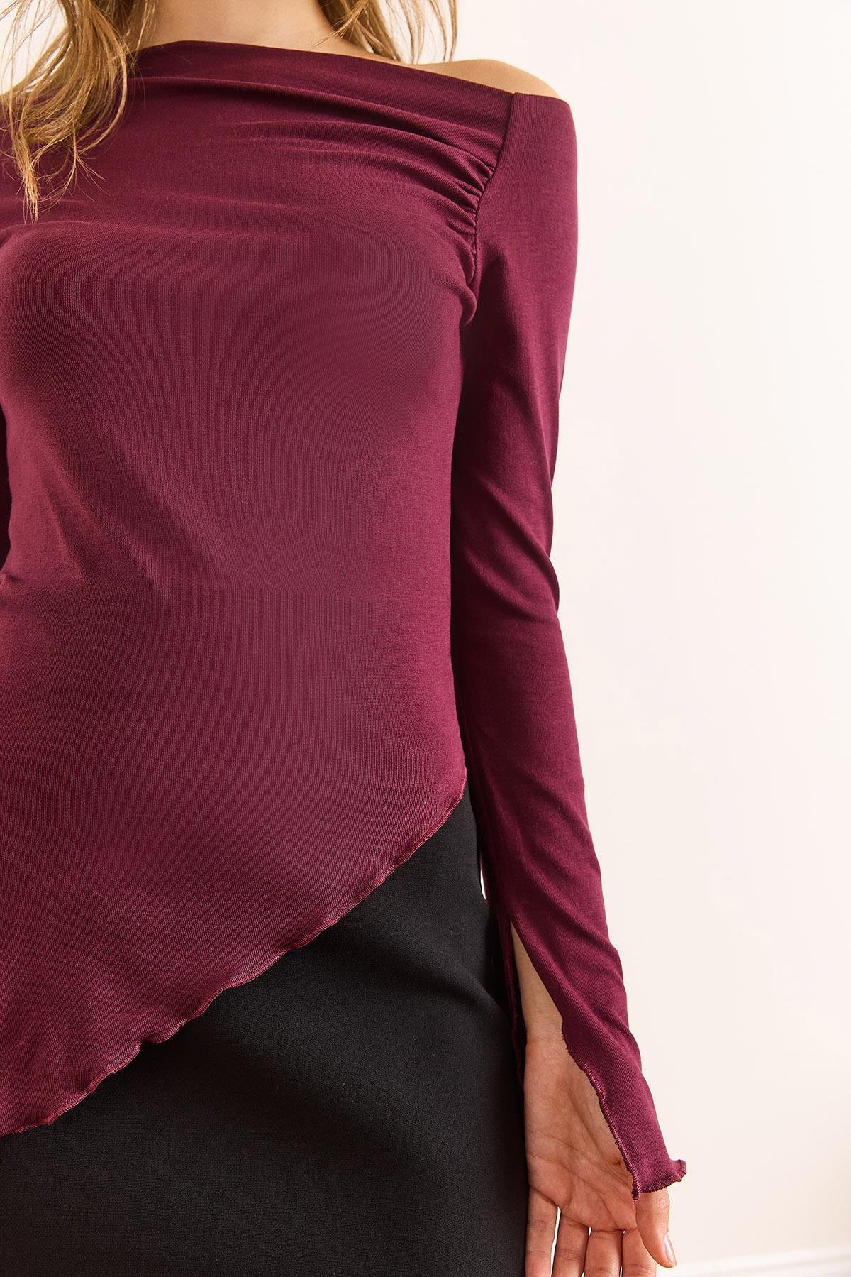 Kayık Yaka Manşeti Yırtmaçlı Soft Touch Bluz Bordo