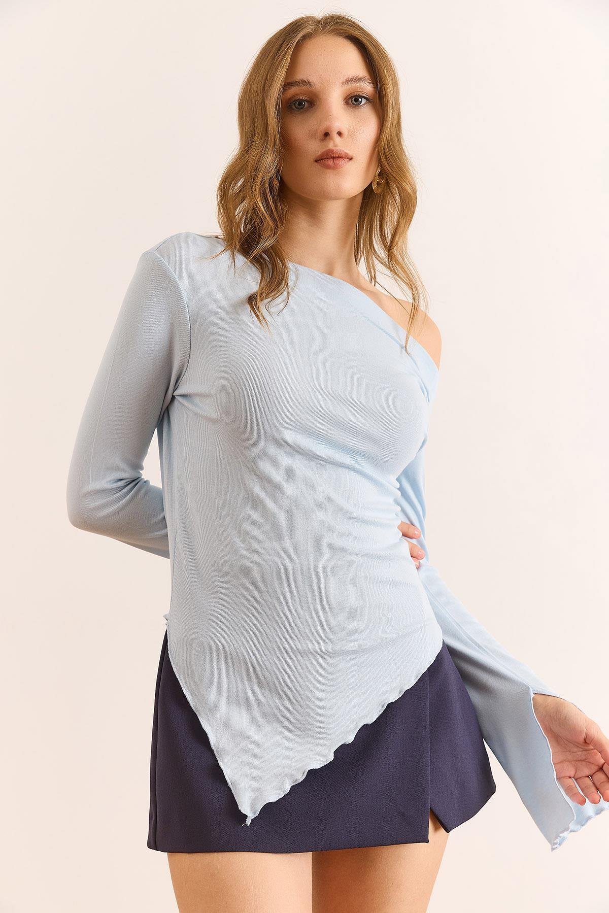 Kayık Yaka Manşeti Yırtmaçlı Soft Touch Bluz Bebe Mavi
