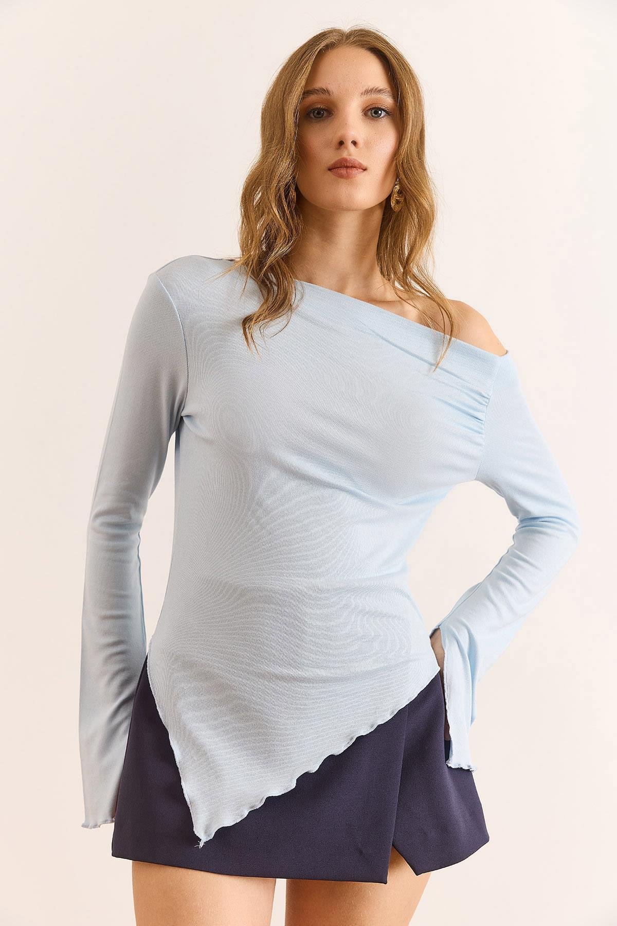 Kayık Yaka Manşeti Yırtmaçlı Soft Touch Bluz Bebe Mavi