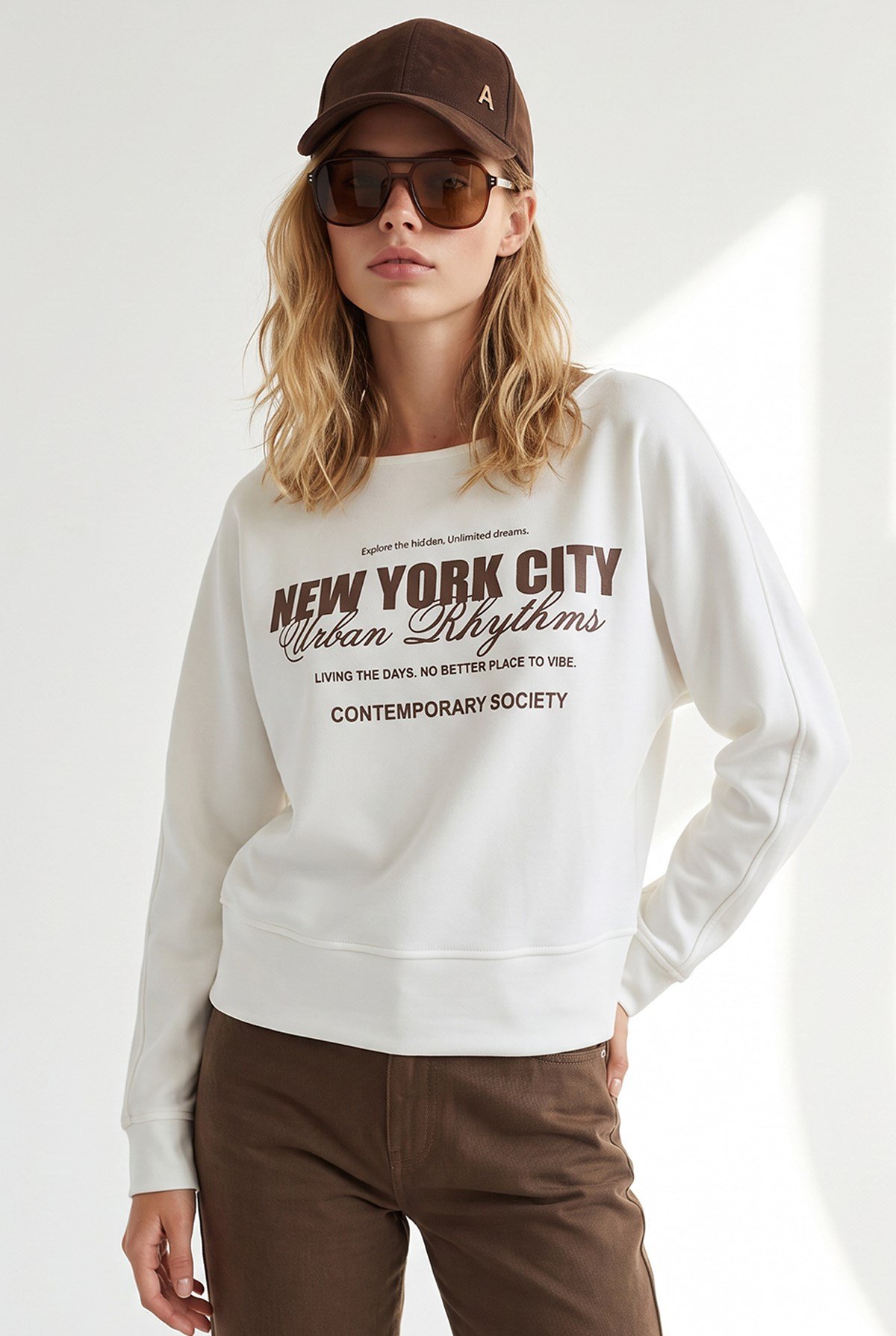 Kayık Yaka Newyork Baskılı Dökümlü Bluz Beyaz