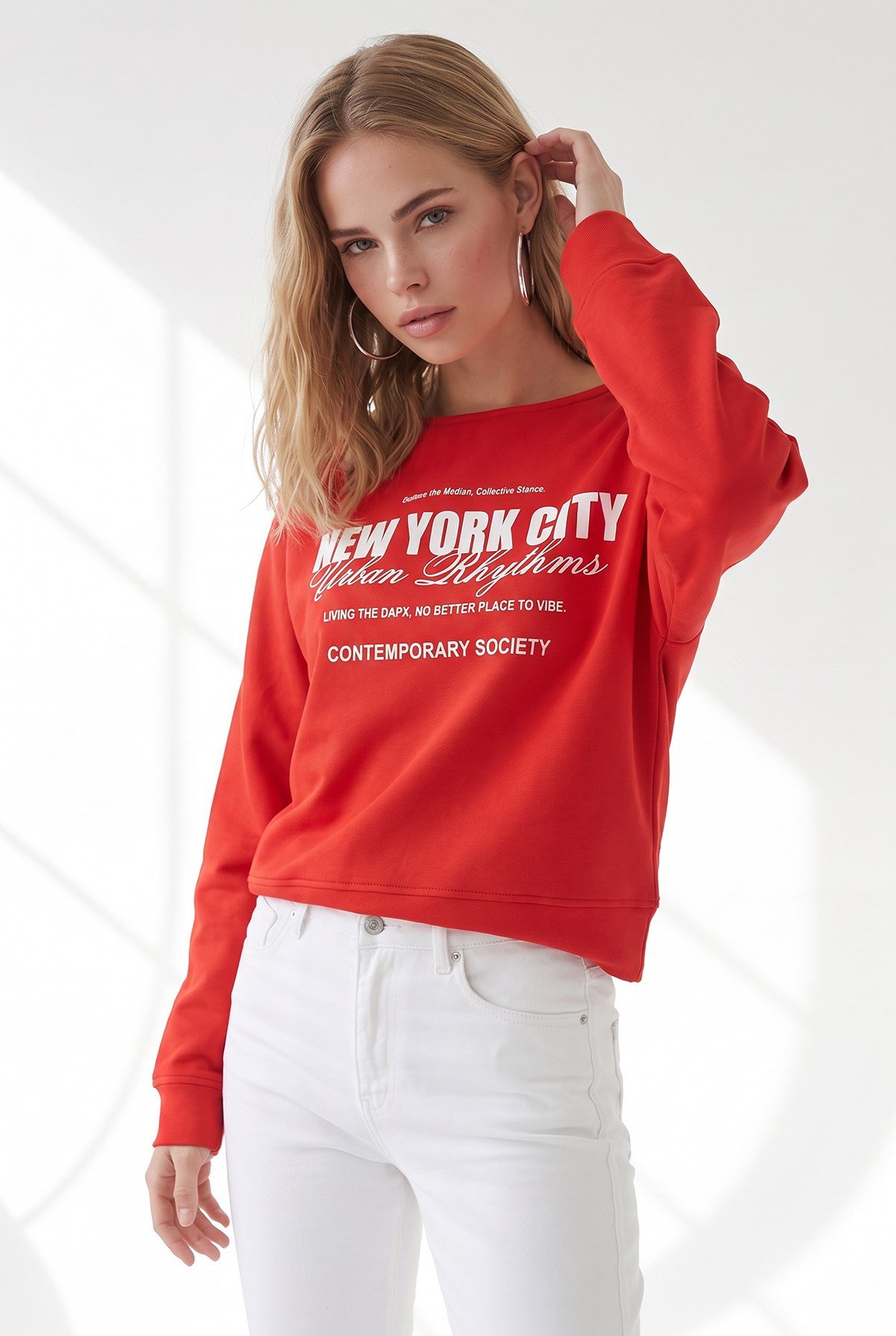 Kayık Yaka Newyork Baskılı Dökümlü Bluz Kırmızı