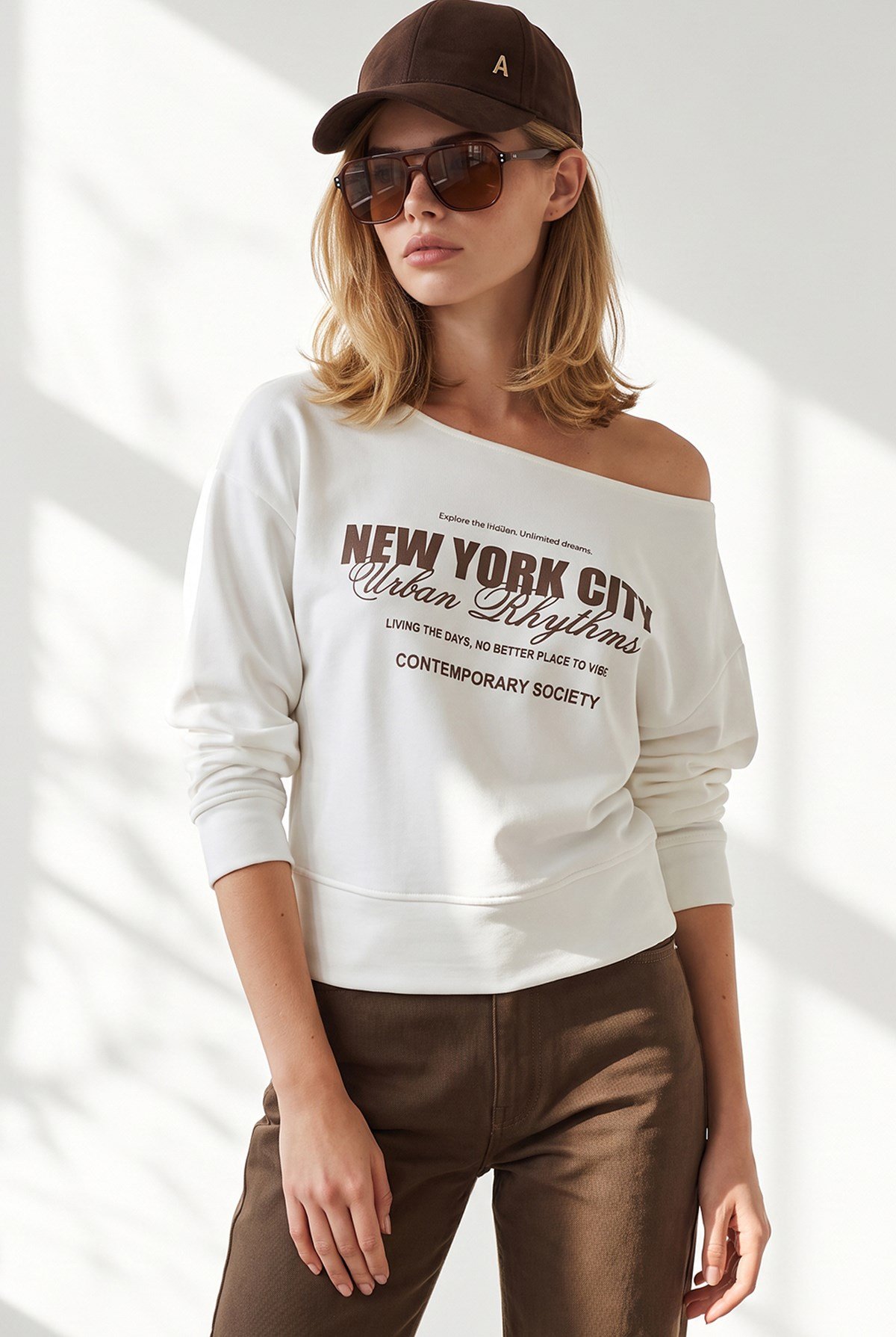 Kayık Yaka Newyork Baskılı Dökümlü Bluz Beyaz