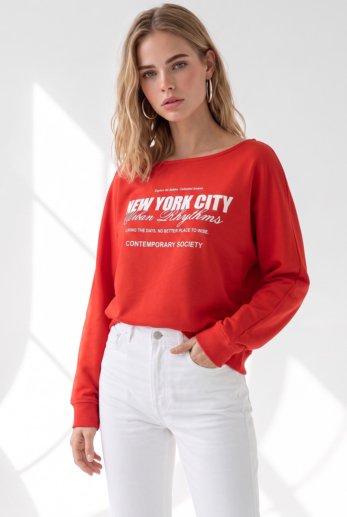 Kayık Yaka Newyork Baskılı Dökümlü Bluz Kırmızı