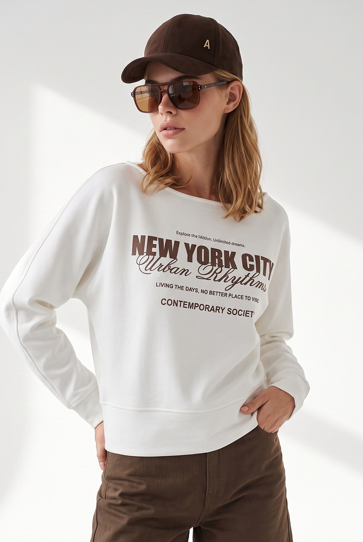 Kayık Yaka Newyork Baskılı Dökümlü Bluz Beyaz