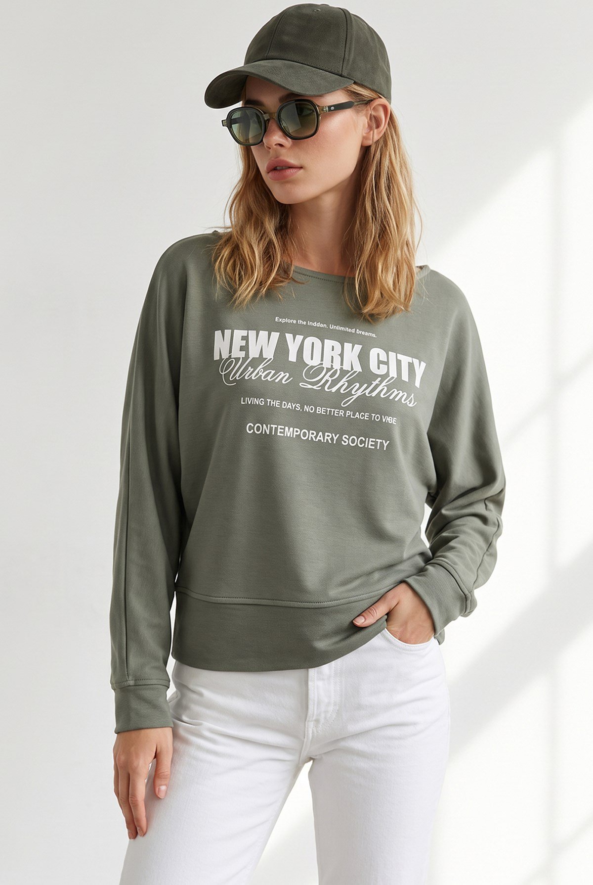 Kayık Yaka Newyork Baskılı Dökümlü Bluz Haki