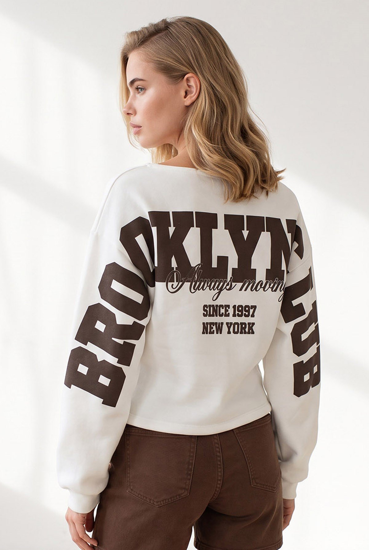 Kayık Yaka Sırt Baskılı Mini Yırtmaçlı Şardonlu Sweatshirt Beyaz