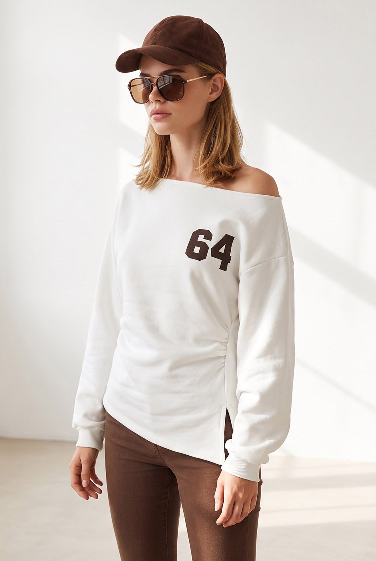 Kayık Yaka Sırt Baskılı Mini Yırtmaçlı Şardonlu Sweatshirt Beyaz