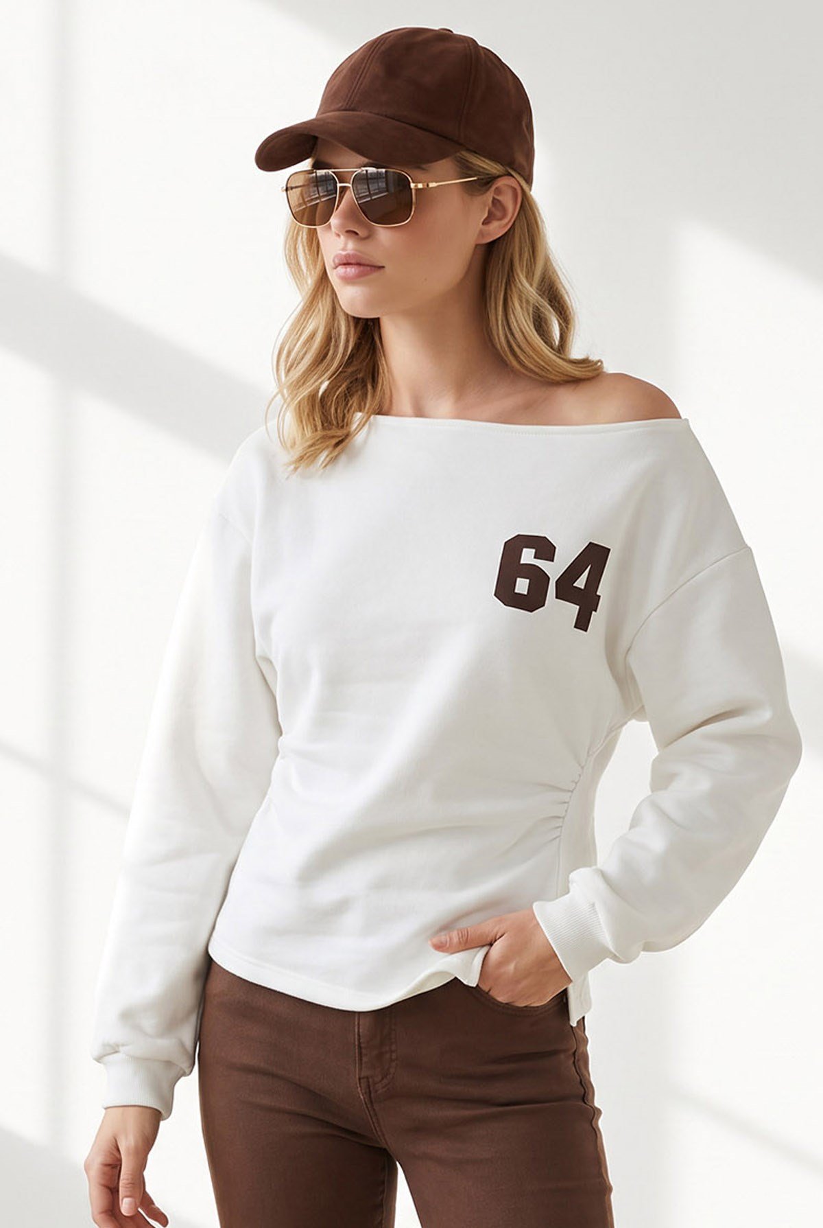Kayık Yaka Sırt Baskılı Mini Yırtmaçlı Şardonlu Sweatshirt Beyaz