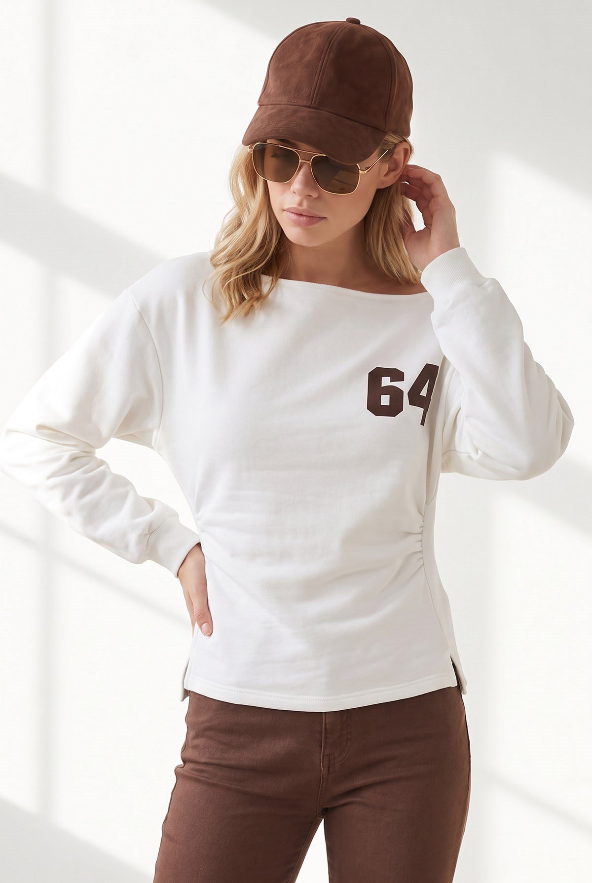Kayık Yaka Sırt Baskılı Mini Yırtmaçlı Şardonlu Sweatshirt Beyaz
